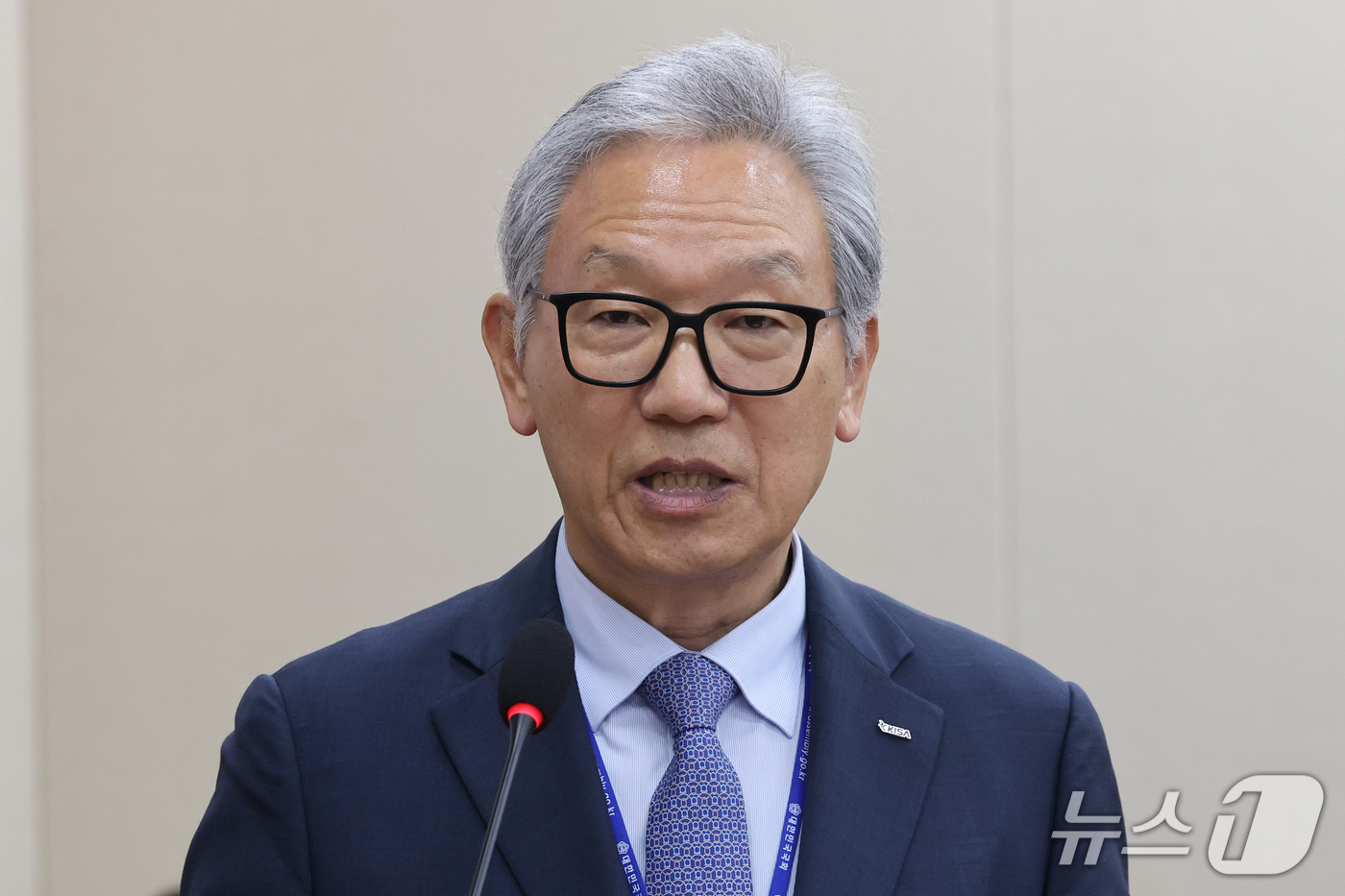(서울=뉴스1) 황기선 기자 = 이상중 한국인터넷진흥원장이 15일 서울 여의도 국회 과학기술정보방송통신위원회에서 열린 정보통신산업진흥원 등에 대한 국정감사에서 업무보고를 하고 있다 …