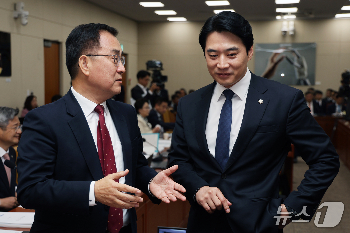 (서울=뉴스1) 황기선 기자 = 국회 과방위 한준호 더불어민주당 간사와 최형두 국민의힘 간사가  15일 서울 여의도 국회 과학기술정보방송통신위원회에서 열린 정보통신산업진흥원 등에 …