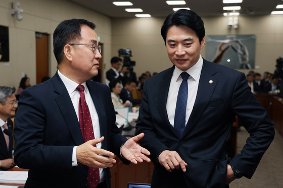 [국감] 대화 나누는 한준호·최형두