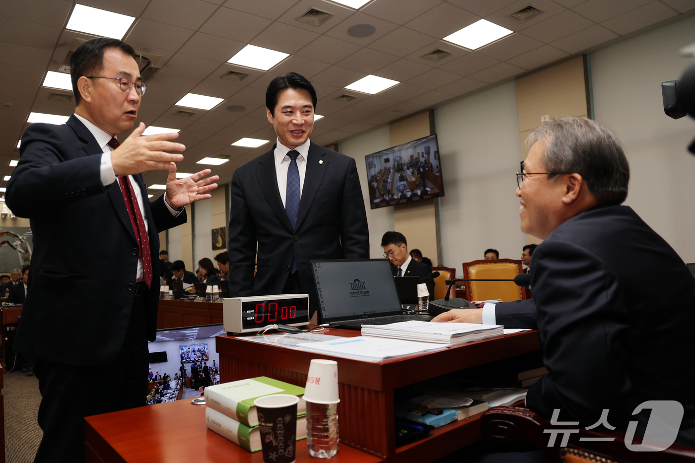 (서울=뉴스1) 황기선 기자 = 송기헌 국회 과방위원장과 한준호 더불어민주당 간사, 최형두 국민의힘 간사가  15일 서울 여의도 국회 과학기술정보방송통신위원회에서 열린 정보통신산업 …