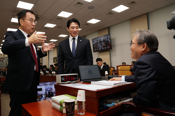 [국감] 송기헌 과방위원장과 대화 나누는 與野 간사