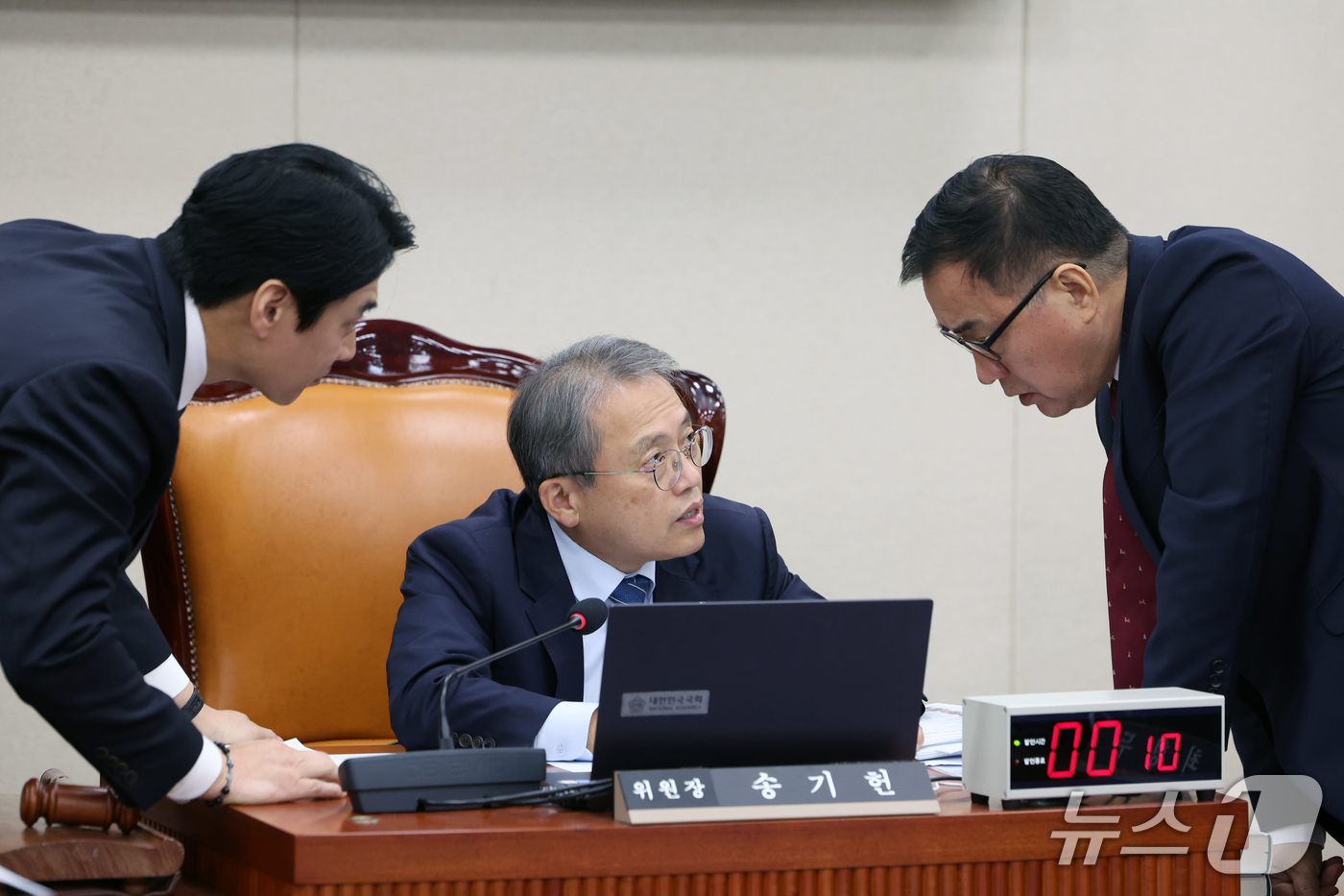 (서울=뉴스1) 황기선 기자 = 송기헌 국회 과방위원장과 한준호 더불어민주당 간사, 최형두 국민의힘 간사가 15일 서울 여의도 국회 과학기술정보방송통신위원회에서 열린 정보통신산업진 …