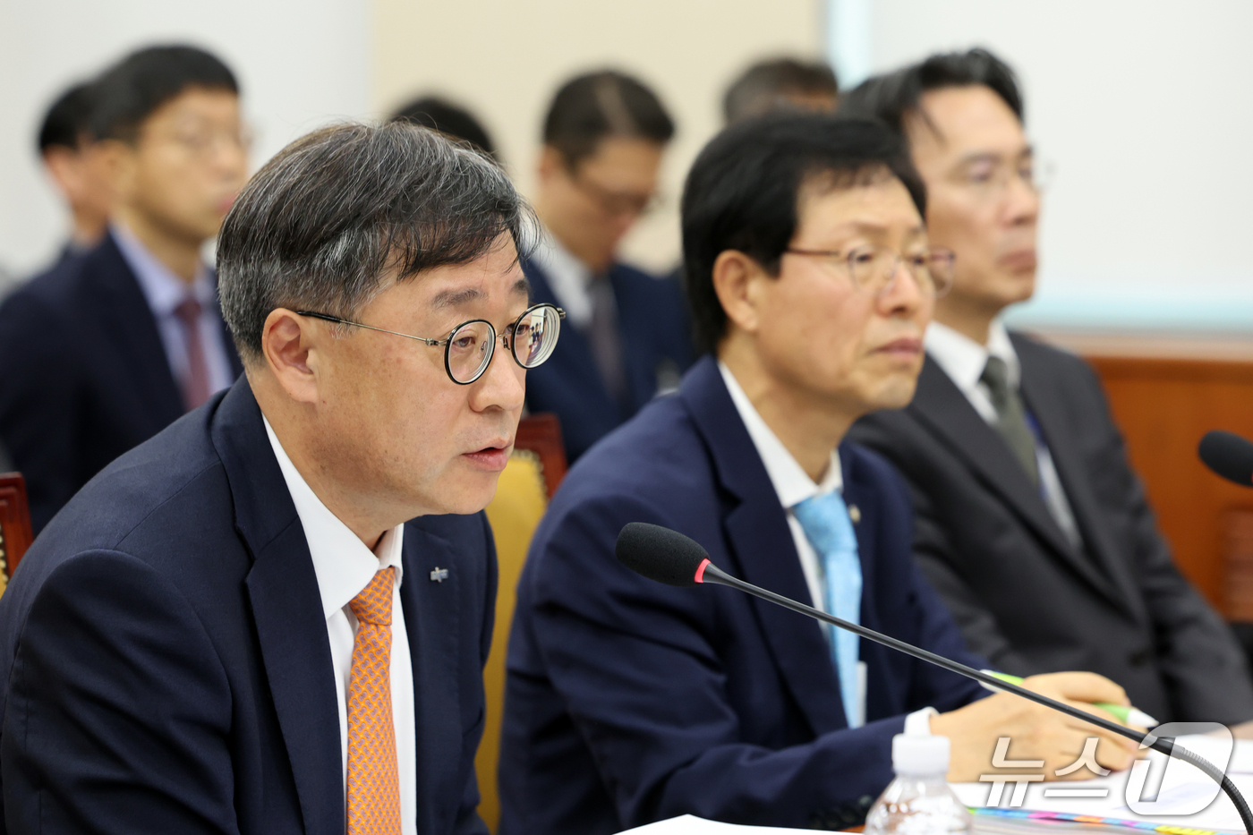 (서울=뉴스1) 황기선 기자 = 박윤규 정보통신산업진흥원장이 15일 서울 여의도 국회 과학기술정보방송통신위원회에서 열린 정보통신산업진흥원 등에 대한 국정감사에서 의원 질의에 답하고 …