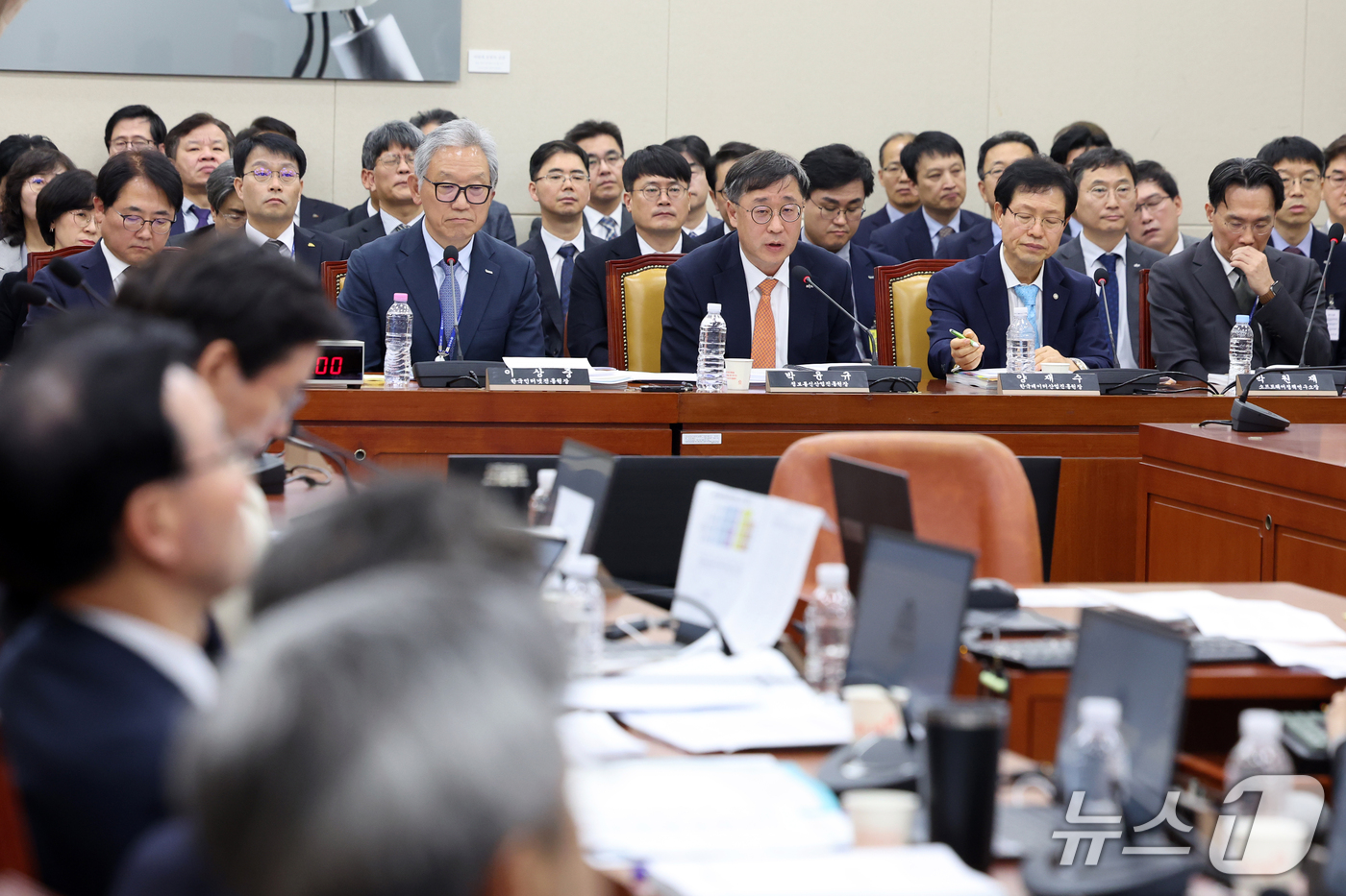 (서울=뉴스1) 황기선 기자 = 박윤규 정보통신산업진흥원장이 15일 서울 여의도 국회 과학기술정보방송통신위원회에서 열린 정보통신산업진흥원 등에 대한 국정감사에서 의원 질의에 답하고 …