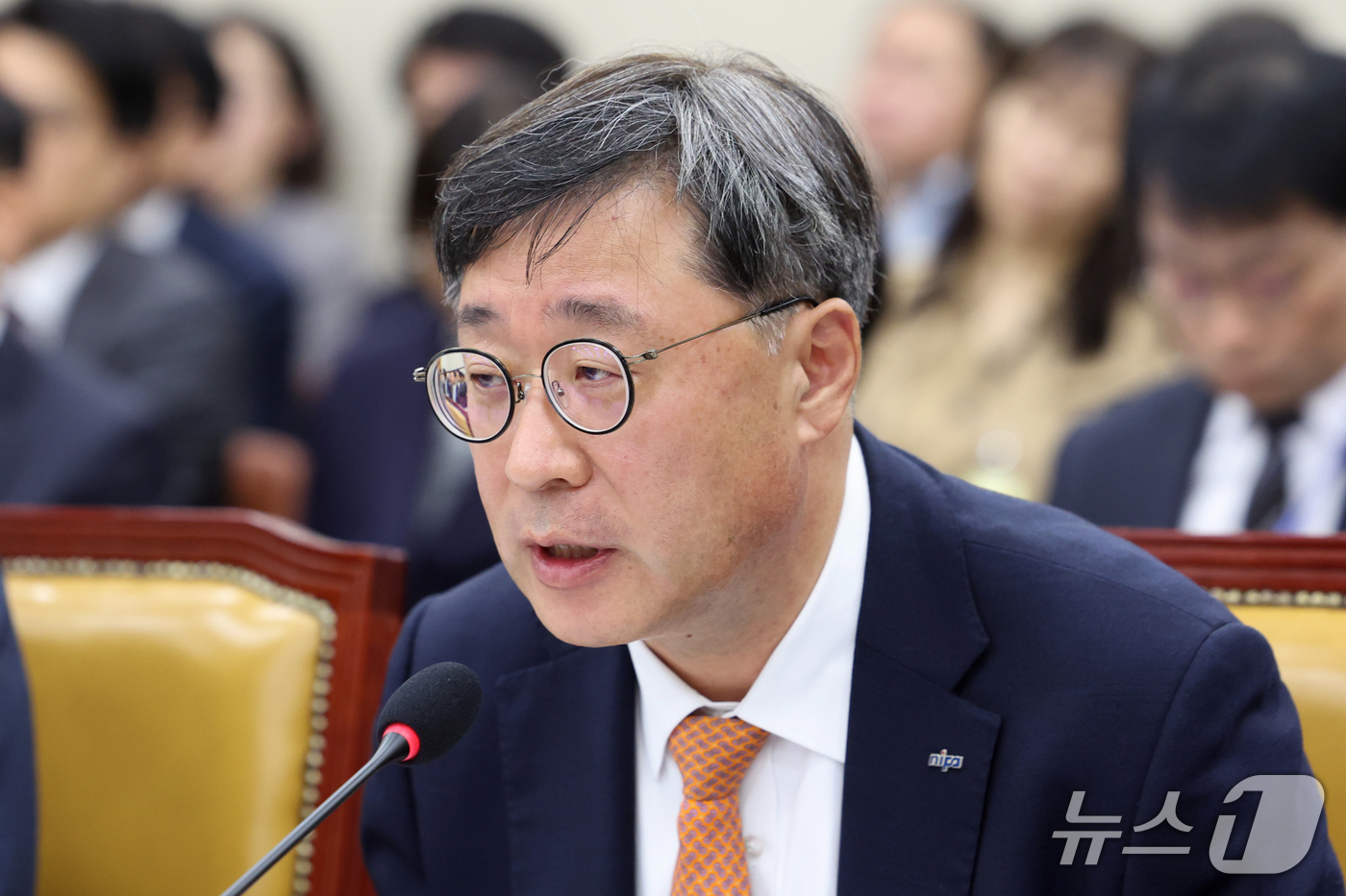 (서울=뉴스1) 황기선 기자 = 박윤규 정보통신산업진흥원장이 15일 서울 여의도 국회 과학기술정보방송통신위원회에서 열린 정보통신산업진흥원 등에 대한 국정감사에서 의원 질의에 답하고 …