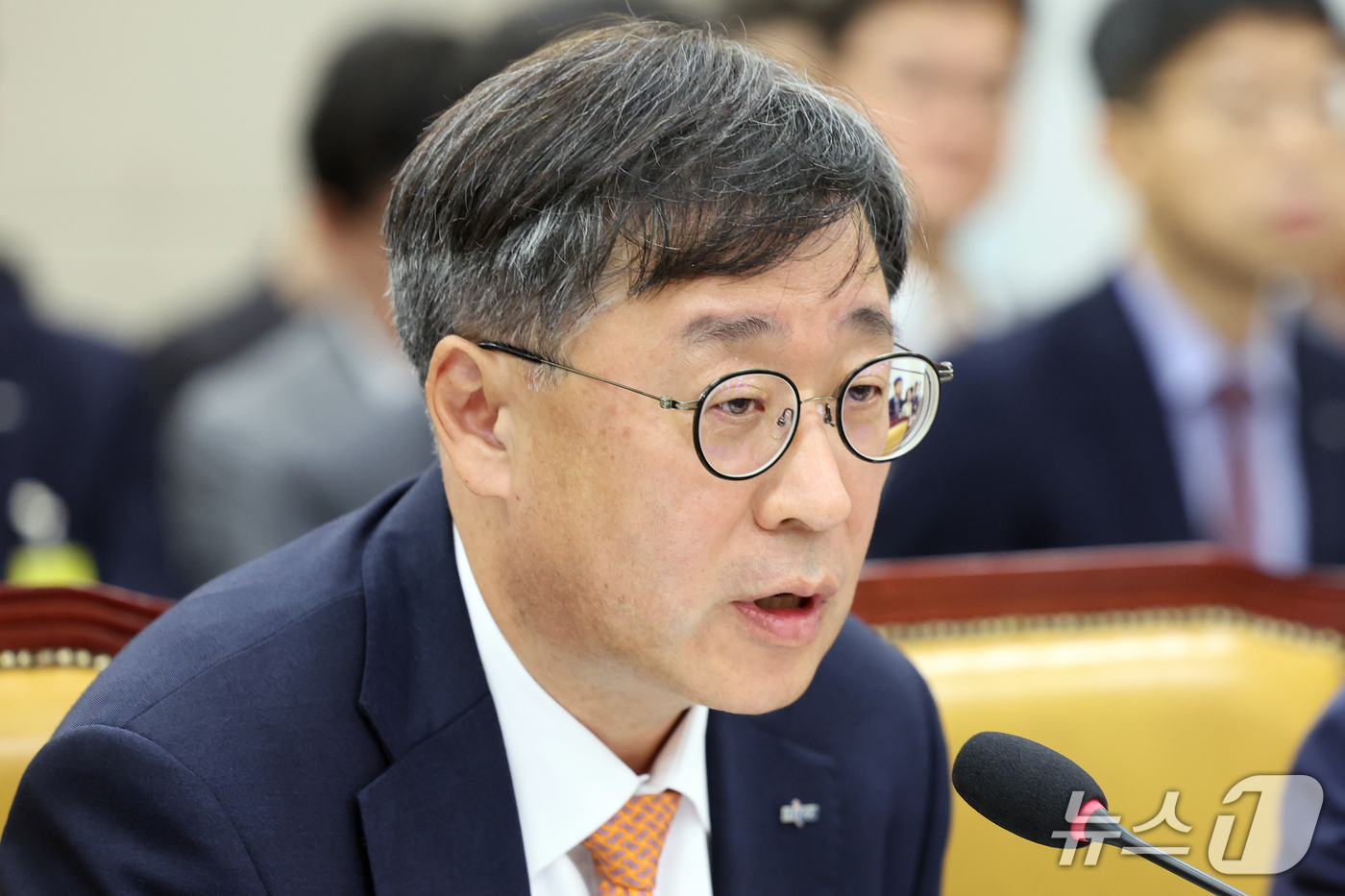 (서울=뉴스1) 황기선 기자 = 박윤규 정보통신산업진흥원장이 15일 서울 여의도 국회 과학기술정보방송통신위원회에서 열린 정보통신산업진흥원 등에 대한 국정감사에서 의원 질의에 답하고 …