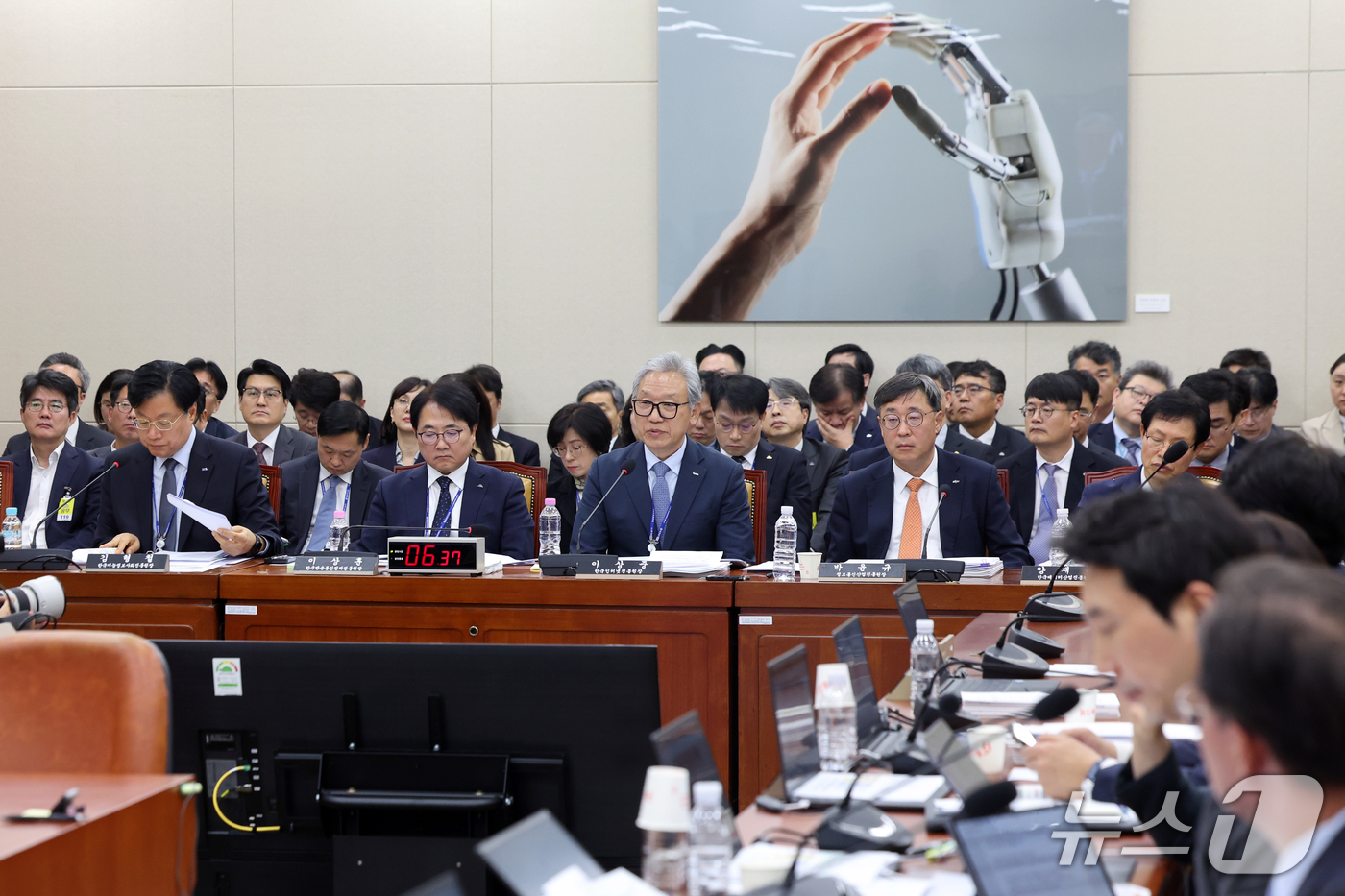 (서울=뉴스1) 황기선 기자 = 이상중 한국인터넷진흥원장이 15일 서울 여의도 국회 과학기술정보방송통신위원회에서 열린 정보통신산업진흥원 등에 대한 국정감사에서 의원 질의에 답하고 …