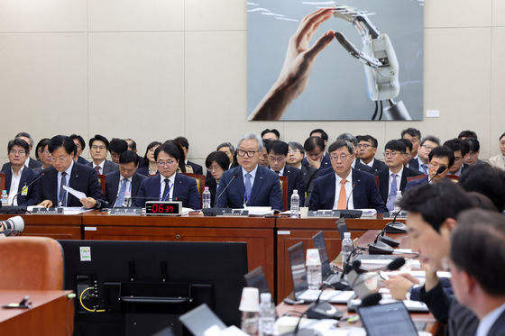 [국감] 질의에 답하는 이상중 원장