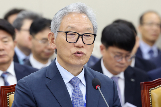 [국감] 질의에 답하는 이상중 한국인터넷진흥원장