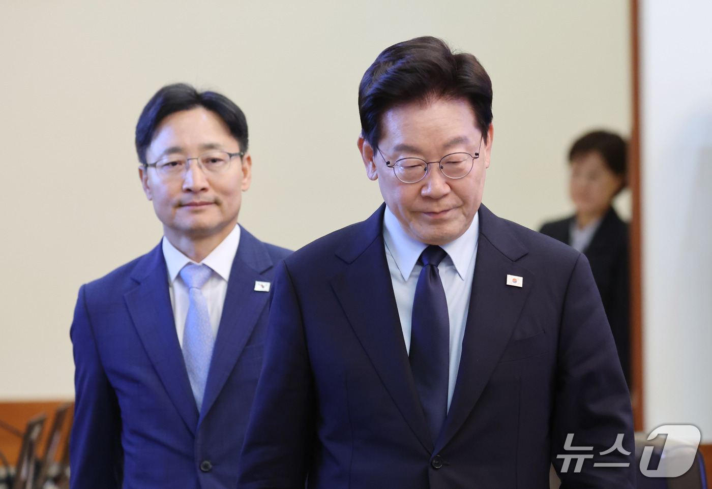 (서울=뉴스1) 이재명 기자 = 이재명 대통령과 임광현 비서실장이 15일 청와대에서 열린 수석보좌관회의에 입장하고 있다. 2026.10.15/뉴스1