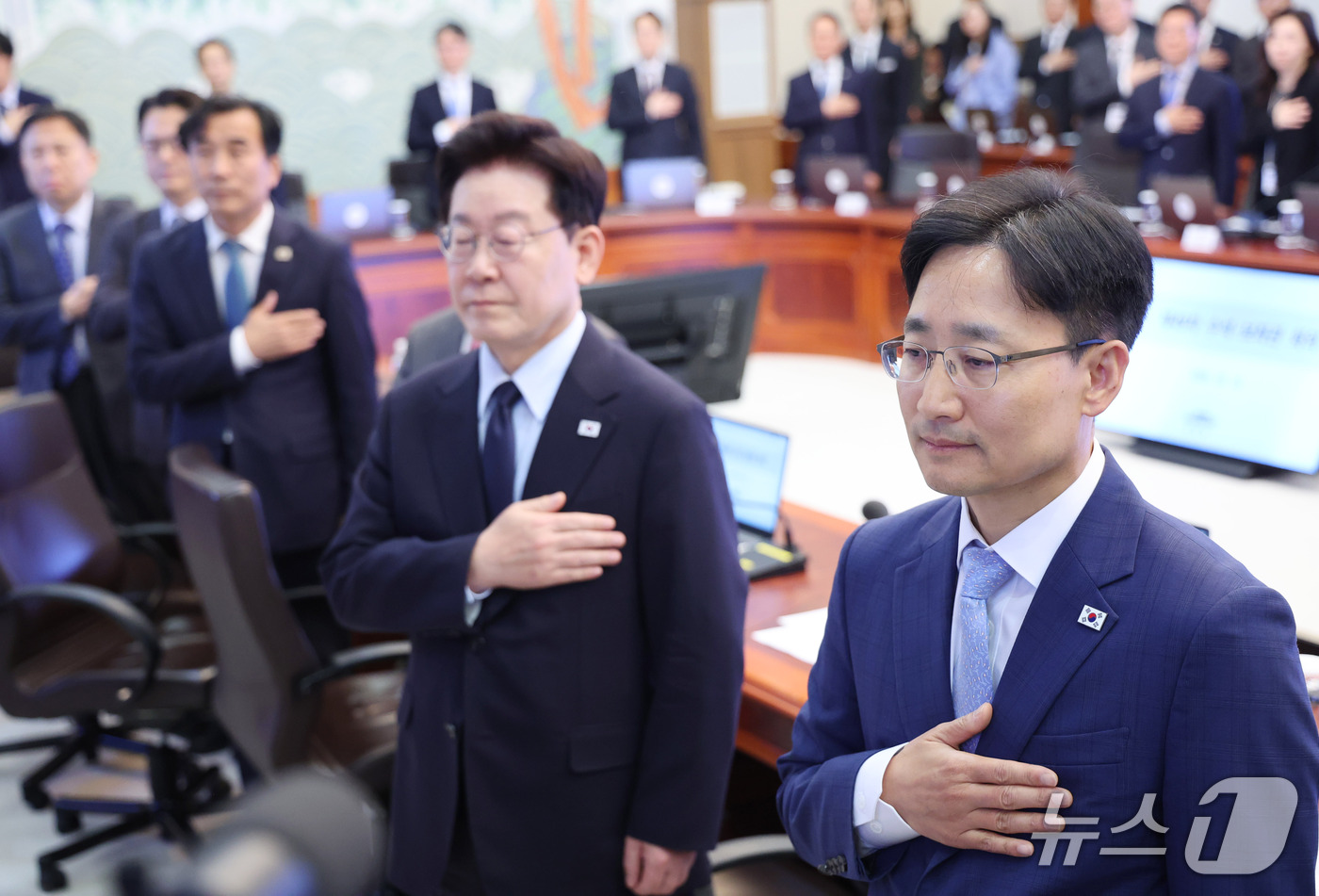 (서울=뉴스1) 이재명 기자 = 임광현 비서실장이 15일 청와대에서 열린 수석보좌관회의에서 국민의례를 하고 있다. 2026.10.15/뉴스1