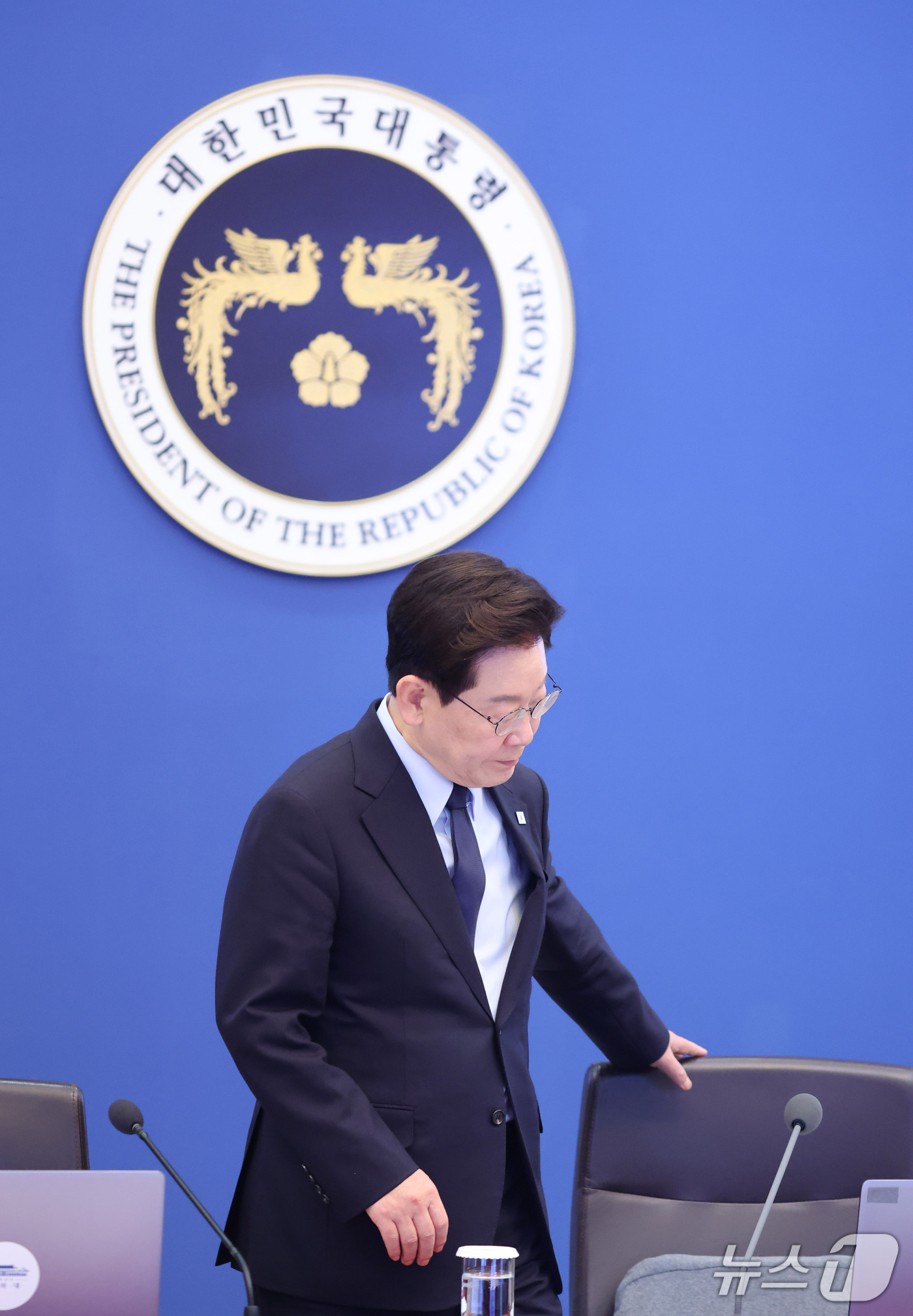 (서울=뉴스1) 이재명 기자 = 이재명 대통령이 15일 청와대에서 열린 수석보좌관회의에 입장하고 있다. 2026.10.15/뉴스1