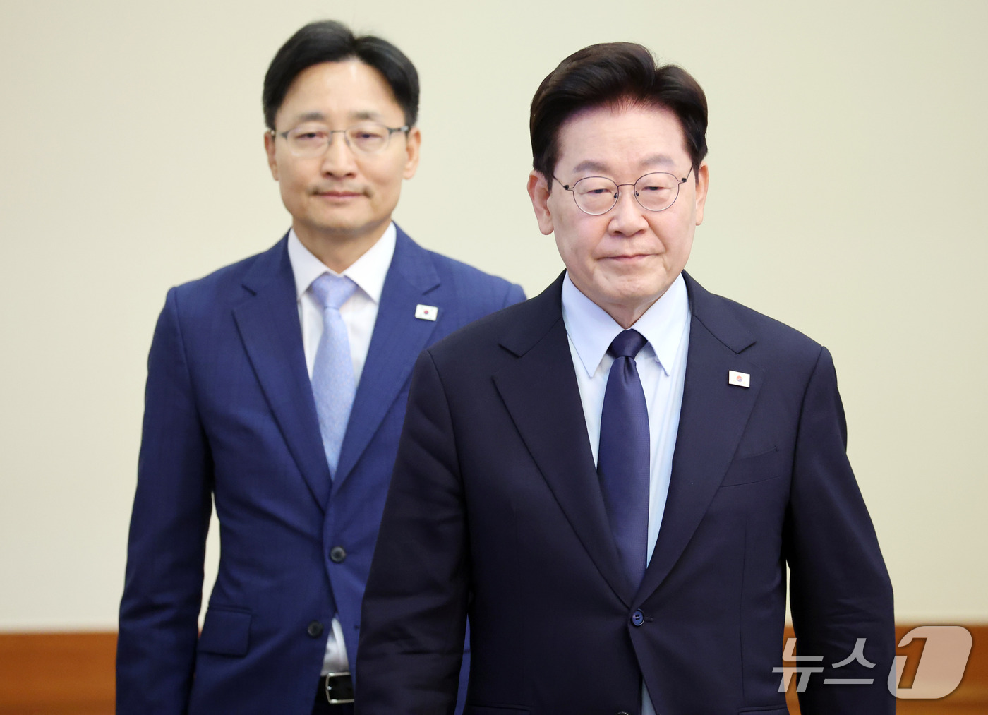 (서울=뉴스1) 이재명 기자 = 이재명 대통령과 임광현 비서실장이 15일 청와대에서 열린 수석보좌관회의에 입장하고 있다. 2026.10.15/뉴스1