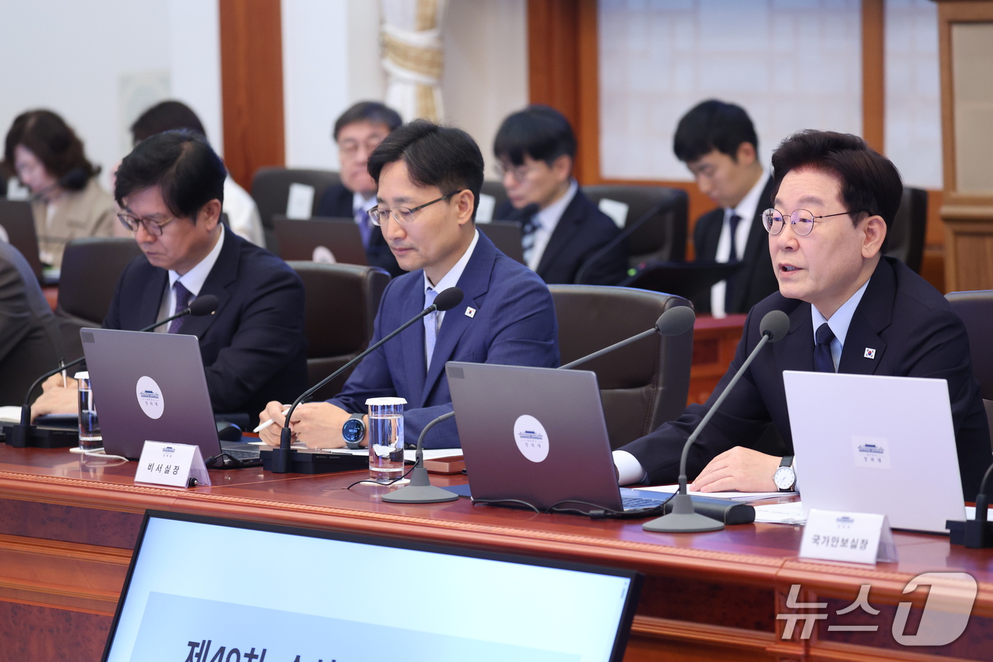 (서울=뉴스1) 이재명 기자 = 이재명 대통령이 15일 청와대에서 열린 수석보좌관회의에서 발언을 하고 있다. 왼쪽은 임광현 신임 비서실장.   2026.10.15/뉴스1
