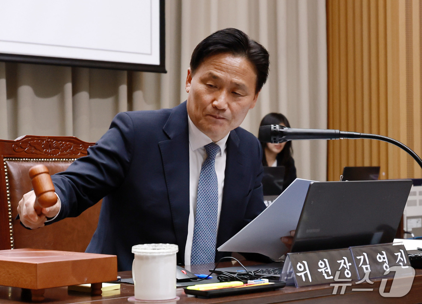 (서울=뉴스1) 구윤성 기자 = 김영진 국회 행정안전위원장이 15일 오후 서울시청에서 열린 전체회의에서 의사봉을 두드리고 있다.  2026.10.15/뉴스1