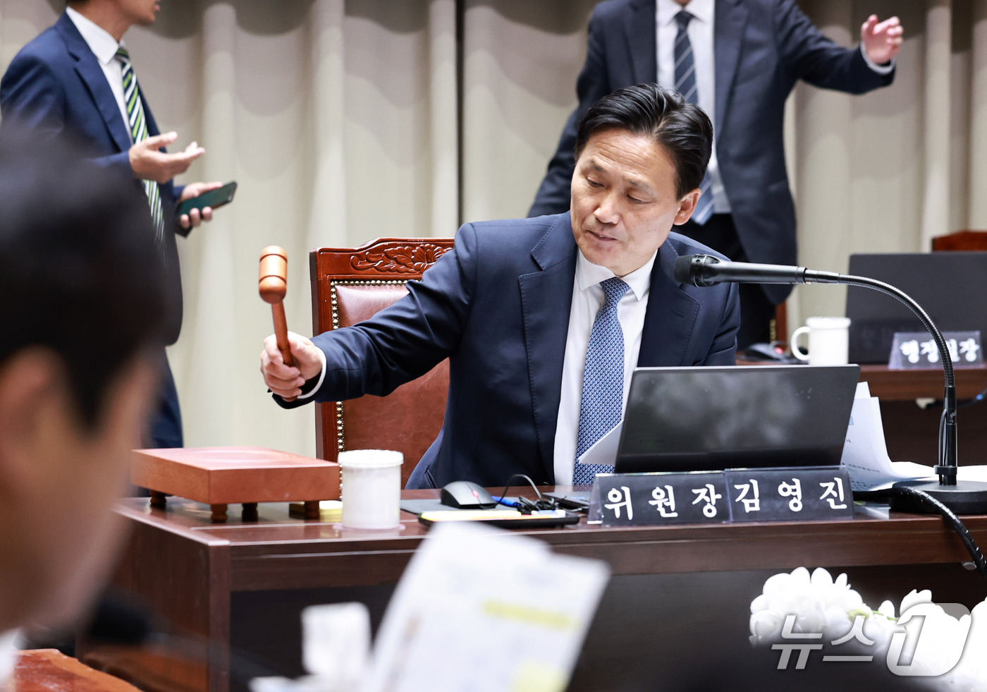 (서울=뉴스1) 구윤성 기자 = 김영진 국회 행정안전위원장이 15일 오후 서울시청에서 열린 전체회의에서 의사봉을 두드리고 있다.  2026.10.15/뉴스1