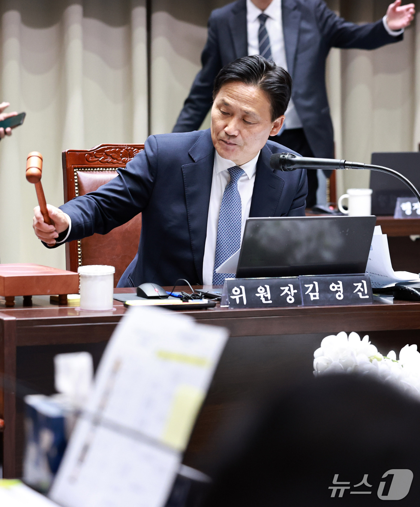 (서울=뉴스1) 구윤성 기자 = 김영진 국회 행정안전위원장이 15일 오후 서울시청에서 열린 전체회의에서 김지용 중대범죄수사청장 후보자 인사청문보고서 채택을 선언하며 의사봉을 두드리 …
