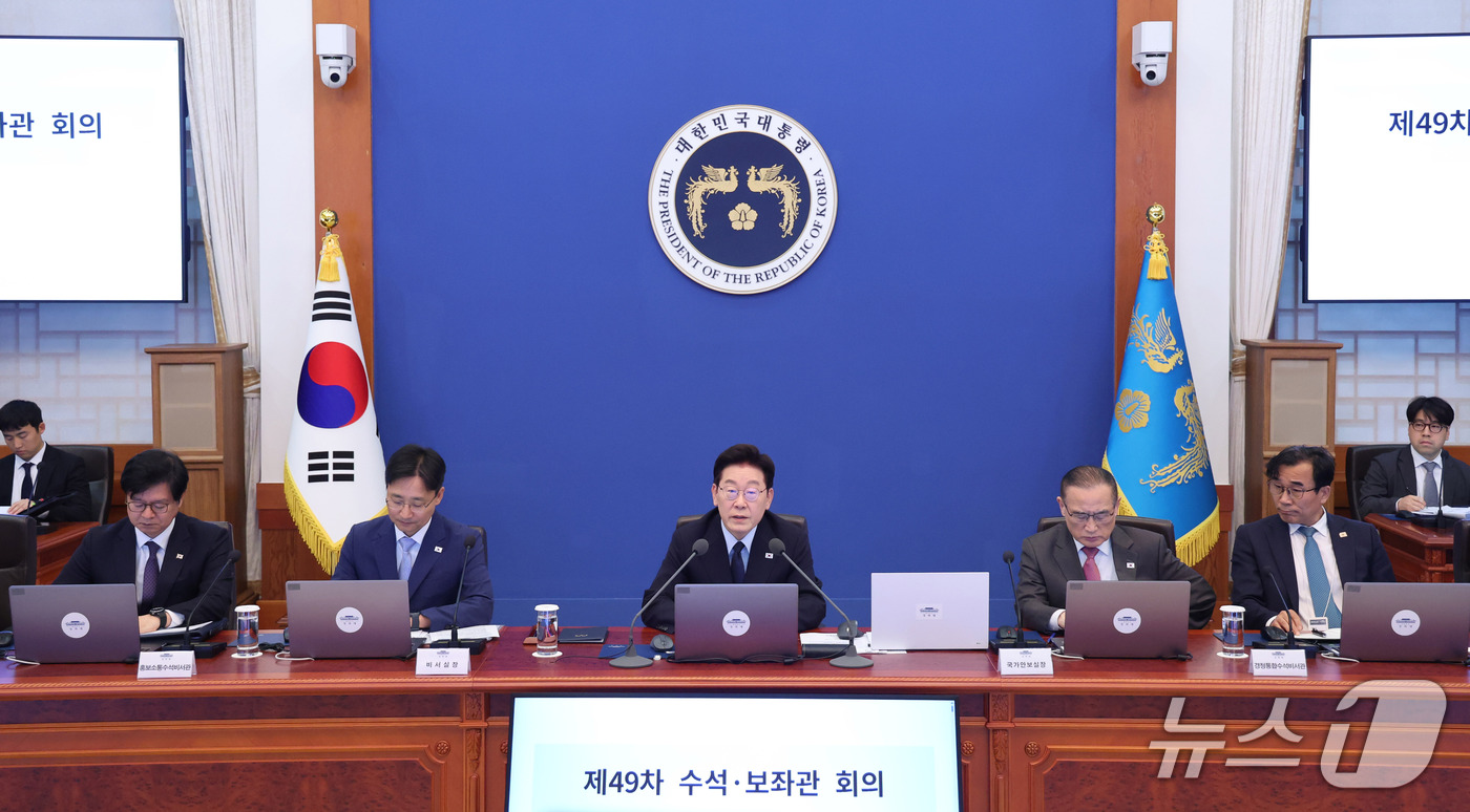 (서울=뉴스1) 이재명 기자 = 이재명 대통령이 15일 청와대에서 열린 수석보좌관회의에서 발언을 하고 있다. 2026.10.15/뉴스1