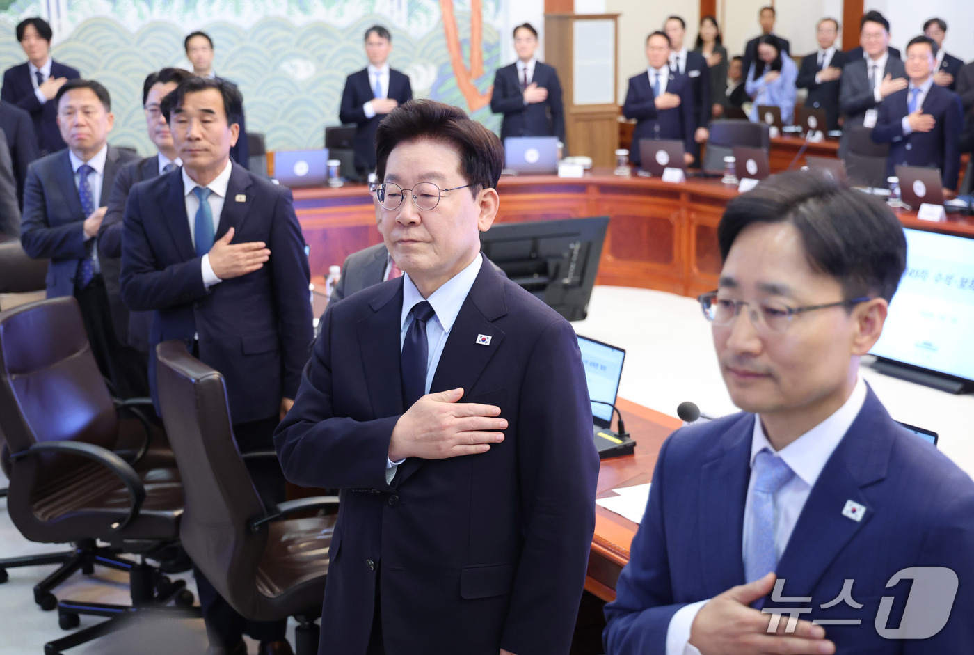 (서울=뉴스1) 이재명 기자 = 이재명 대통령이 15일 청와대에서 열린 수석보좌관회의에서 국민의례를 하고 있다. 오른쪽은 임광현 신임 비서실장. 2026.10.15/뉴스1