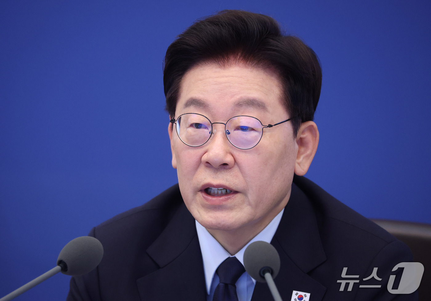 (서울=뉴스1) 이재명 기자 = 이재명 대통령이 15일 청와대에서 열린 수석보좌관회의에서 발언을 하고 있다.이 자리에서 이 대통령은 "국가 경제 전체의 성과가 국민 개개인의 삶 속 …