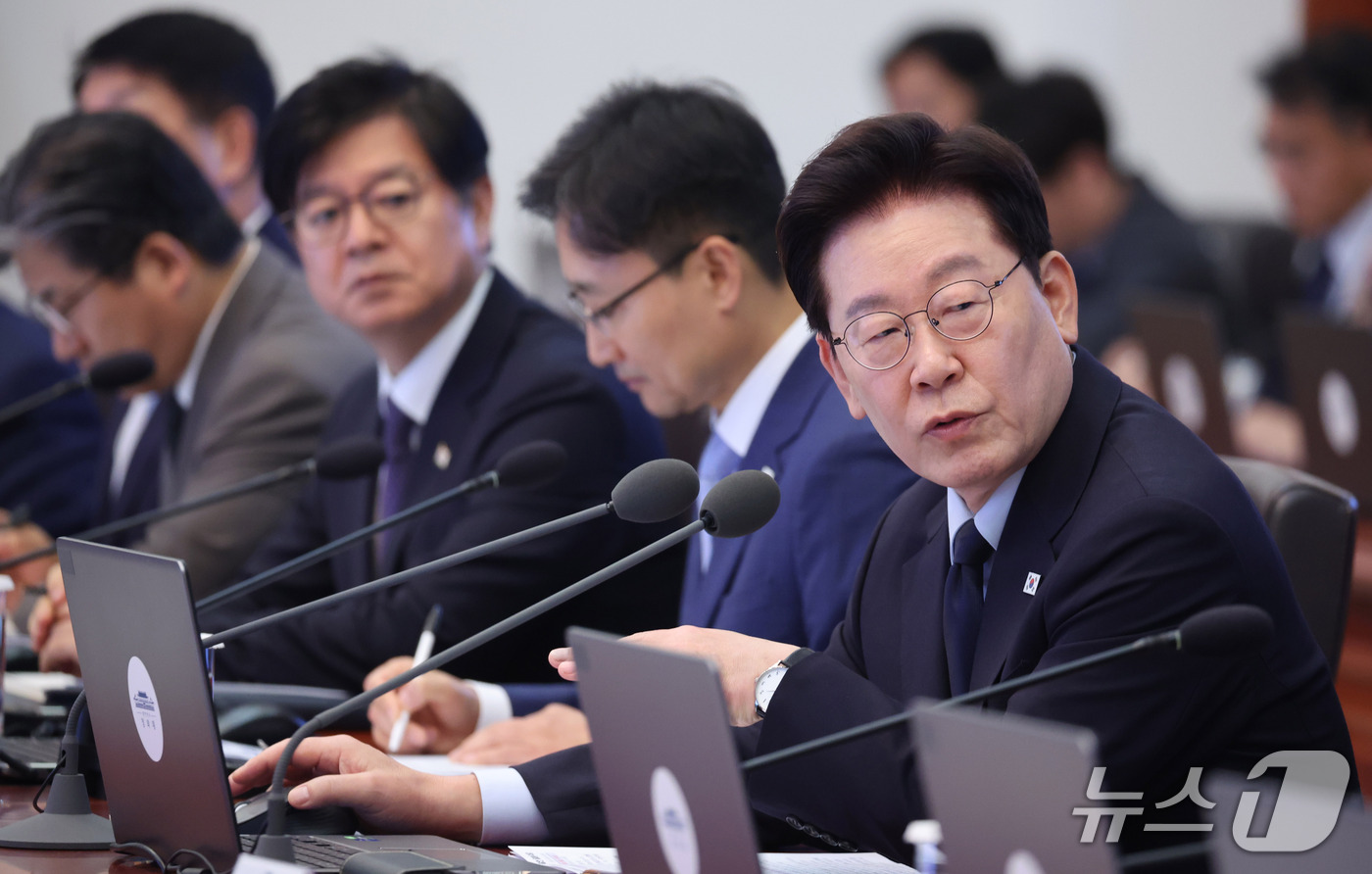 (서울=뉴스1) 이재명 기자 = 이재명 대통령이 15일 청와대에서 열린 수석보좌관회의에서 발언을 하고 있다. 2026.10.15/뉴스1