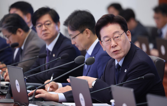 수석보좌관회의서 발언하는 이재명 대통령