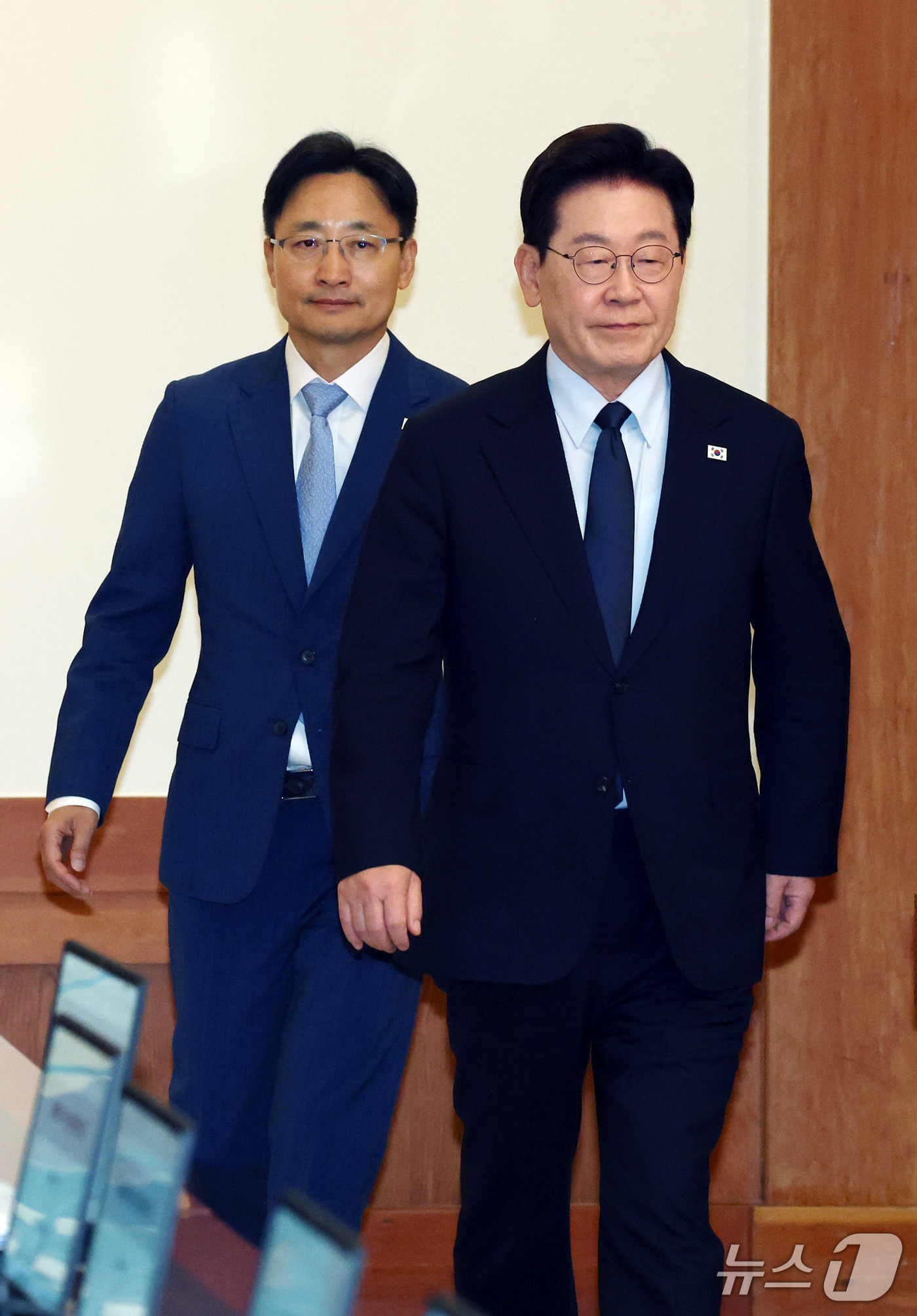 (서울=뉴스1) 이재명 기자 = 이재명 대통령과 임광현 비서실장이 15일 청와대에서 열린 수석보좌관회의에 입장하고 있다. 2026.10.15/뉴스1