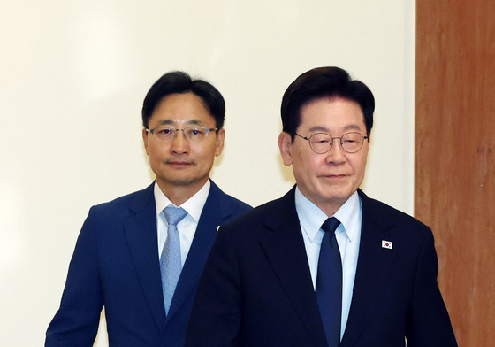 수석보좌관회의 입장하는 이재명 대통령·임광현 비서실장