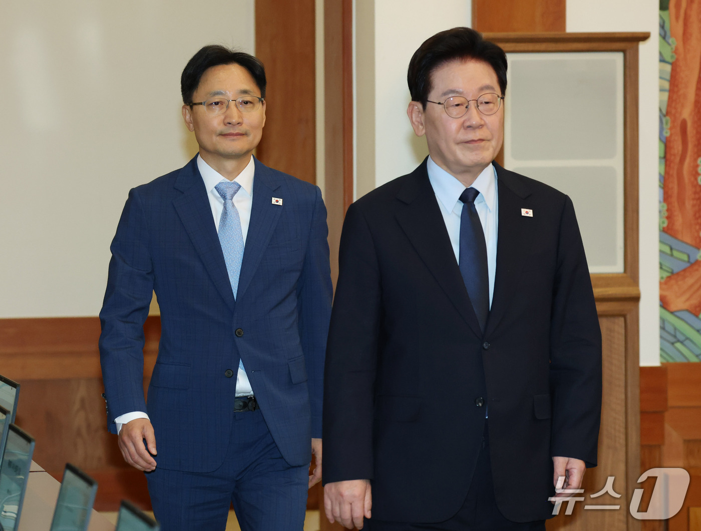 (서울=뉴스1) 이재명 기자 = 이재명 대통령과 임광현 비서실장이 15일 청와대에서 열린 수석보좌관회의에 입장하고 있다. 2026.10.15/뉴스1