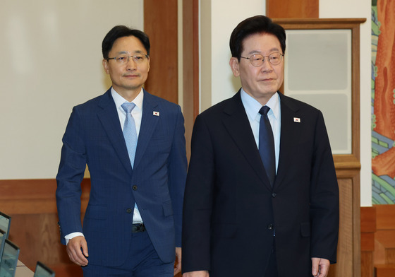 이재명 대통령, 임광현 비서실장과 수석보좌관회의 참석