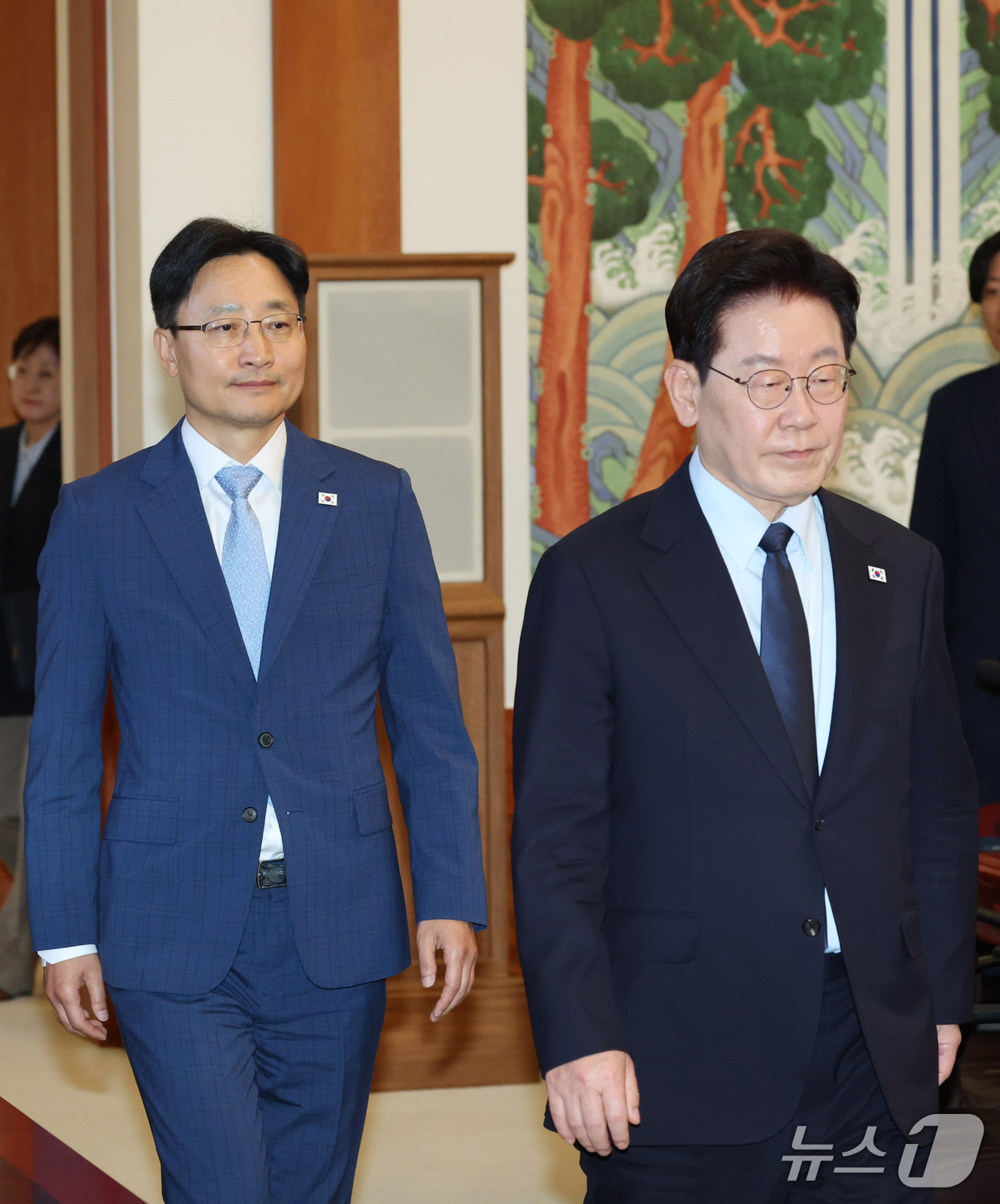 (서울=뉴스1) 이재명 기자 = 이재명 대통령과 임광현 비서실장이 15일 청와대에서 열린 수석보좌관회의에 입장하고 있다. 2026.10.15/뉴스1