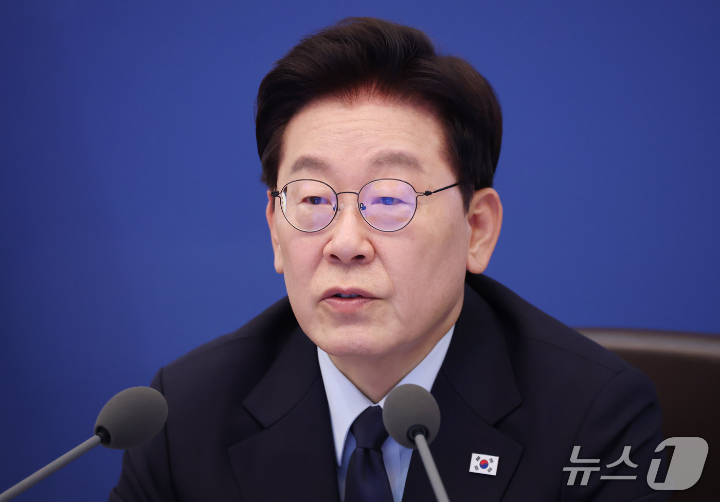 (서울=뉴스1) 이재명 기자 = 이재명 대통령이 15일 청와대에서 열린 수석보좌관회의에서 발언을 하고 있다.이 자리에서 이 대통령은  장모 살인사건 등 관계성 범죄와 무차별 흉기난 …