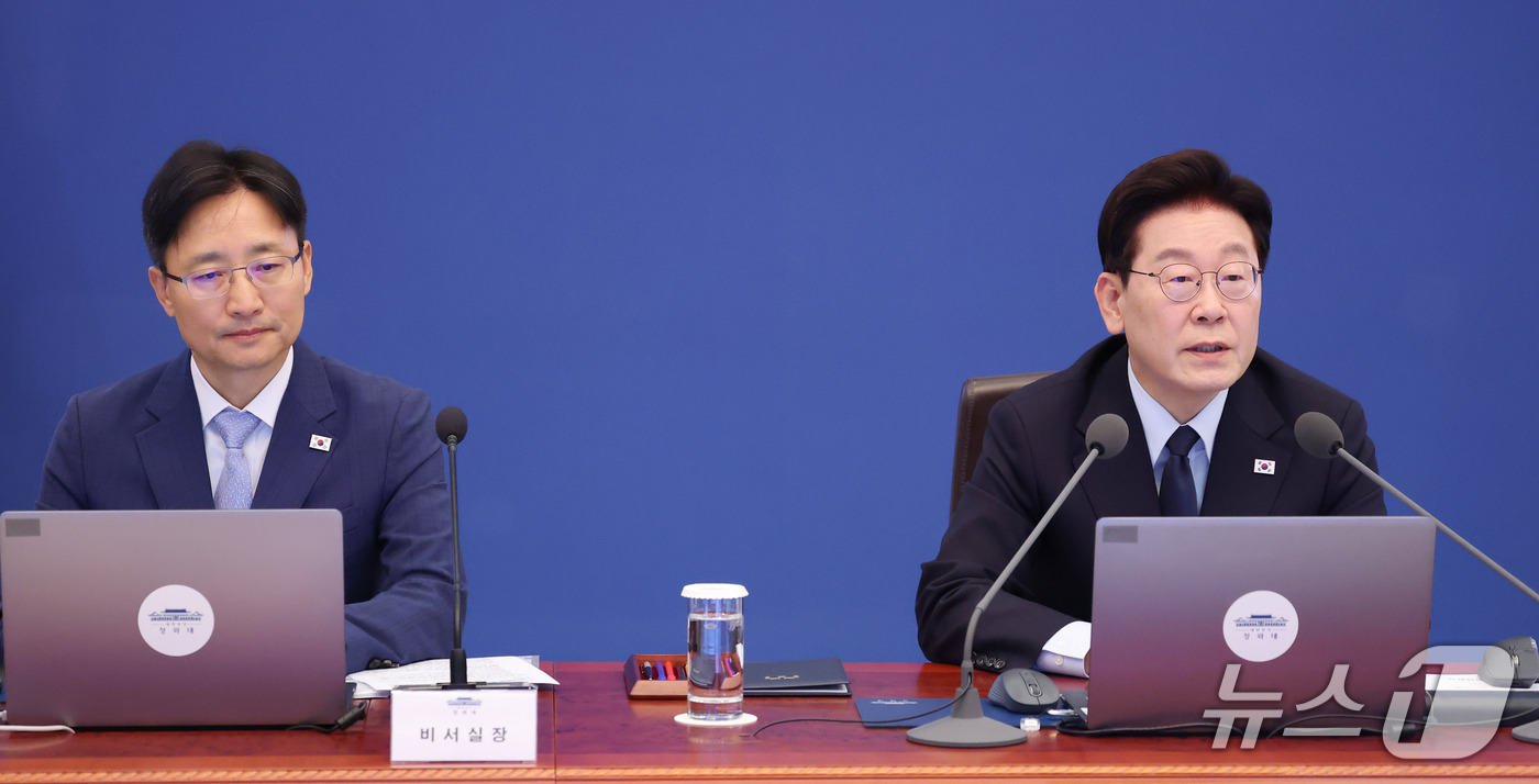 (서울=뉴스1) 이재명 기자 = 이재명 대통령이 15일 청와대에서 열린 수석보좌관회의에서 발언을 하고 있다. 왼쪽은 임광현 신임 비서실장. 2026.10.15/뉴스1