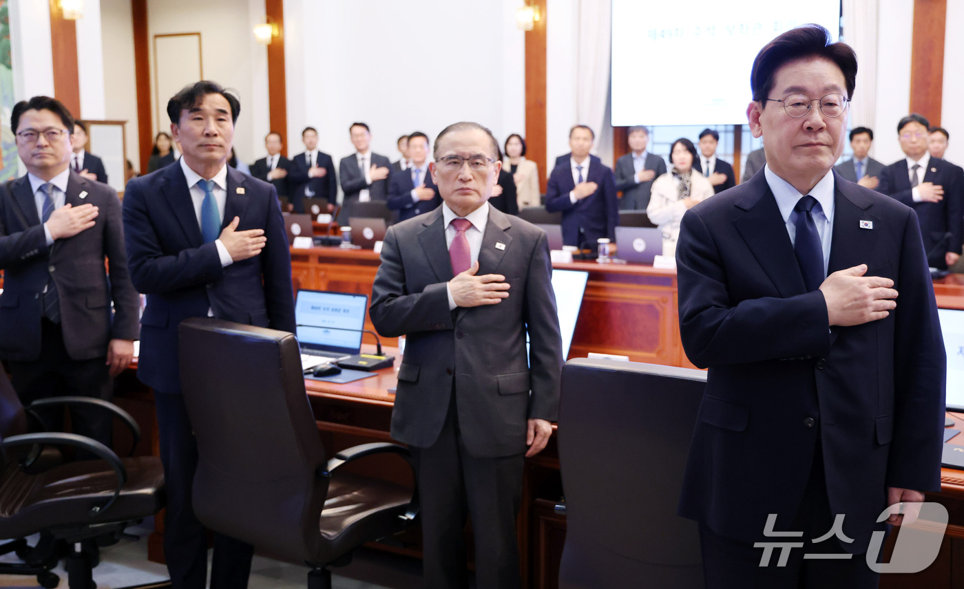 (서울=뉴스1) 이재명 기자 = 이재명 대통령이 15일 청와대에서 열린 수석보좌관회의에서 국민의례를 하고 있다. 2026.10.15/뉴스1