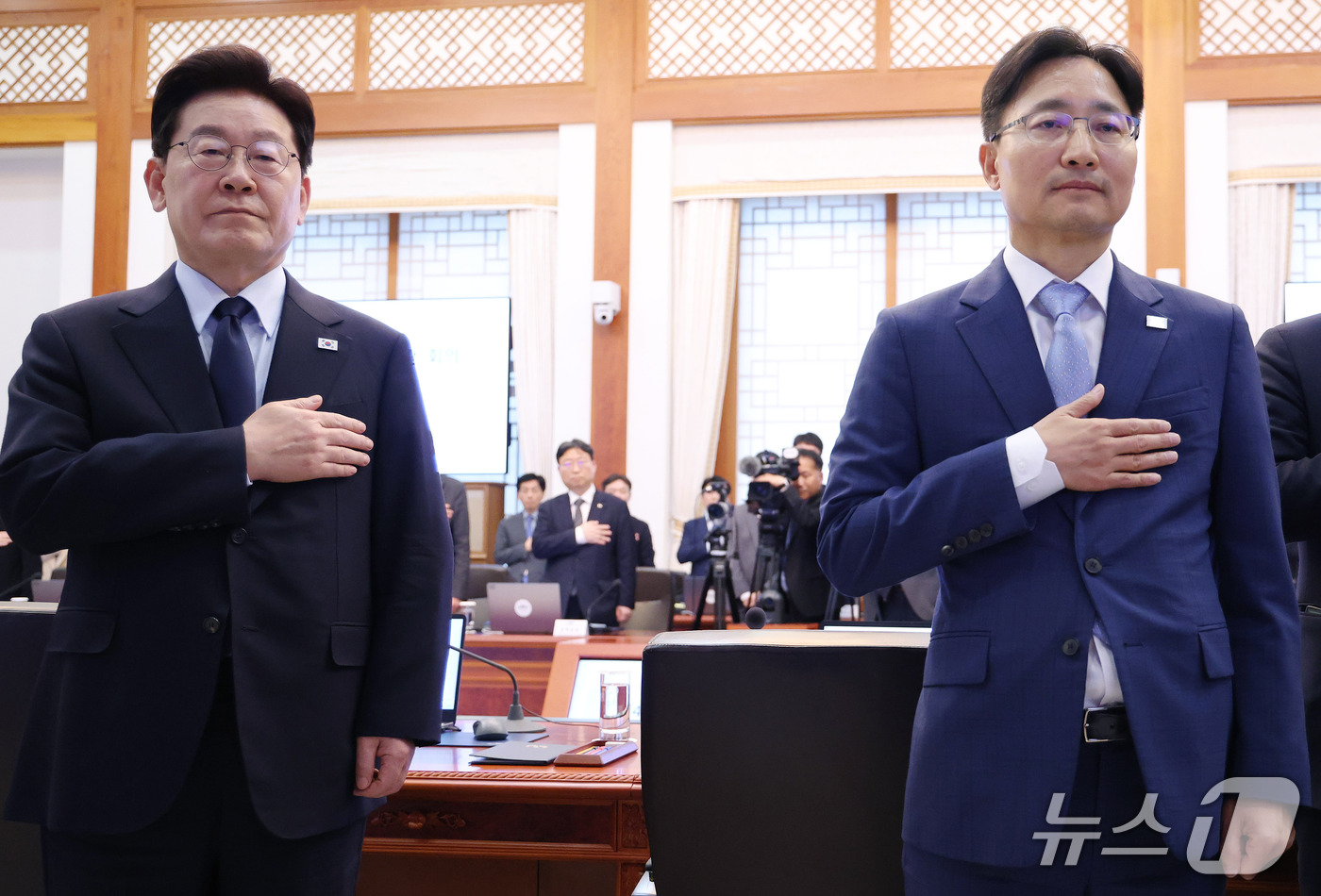 (서울=뉴스1) 이재명 기자 = 이재명 대통령과 임광현 비서실장이 15일 청와대에서 열린 수석보좌관회의에서 국민의례를 하고 있다. 2026.10.15/뉴스1