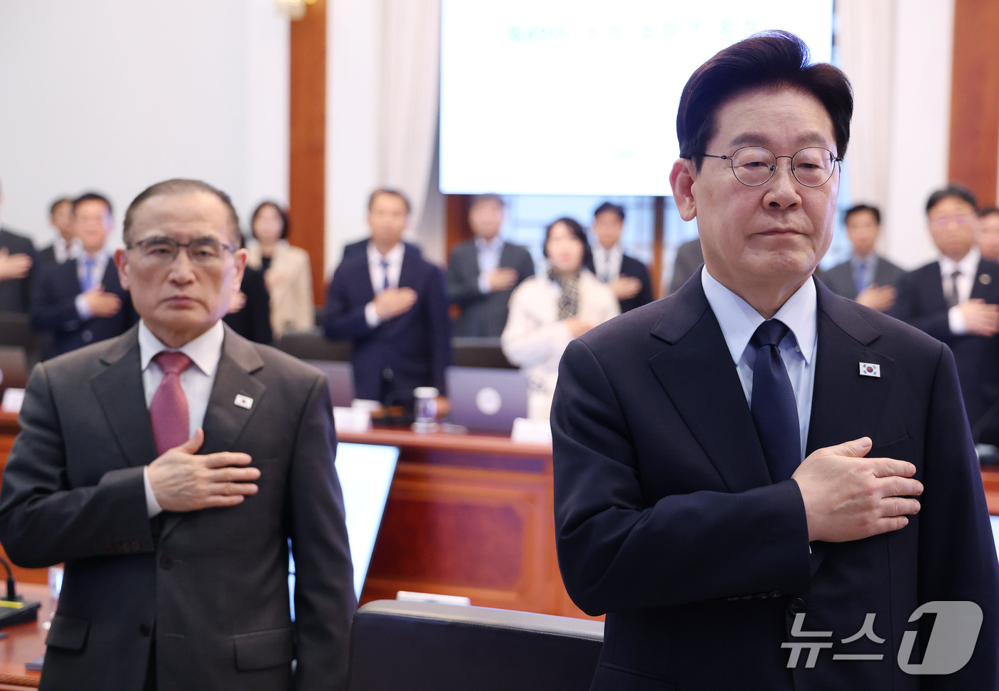 (서울=뉴스1) 이재명 기자 = 이재명 대통령이 15일 청와대에서 열린 수석보좌관회의에서 국민의례를 하고 있다. 2026.10.15/뉴스1