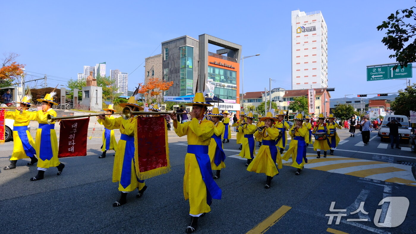 본문 이미지 - 영동난계국악축제 첫날인 15일 거리퍼레이드가 진행되고 있다.(영동군 제공. 재판매 및 DB 금지) 2026.10.15/뉴스1 
