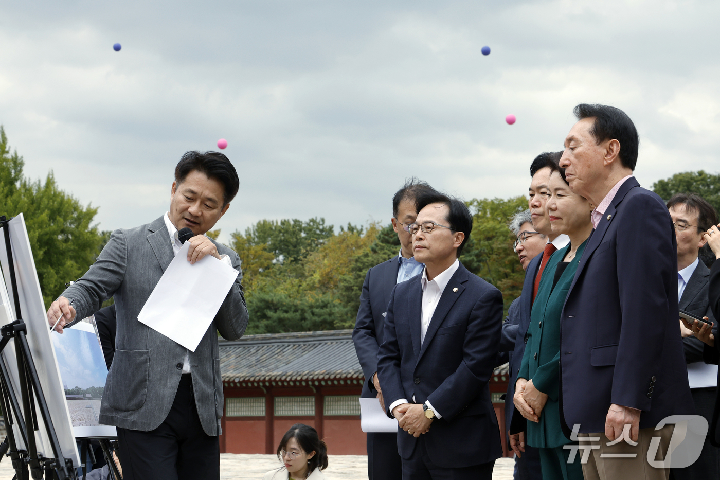 (서울=뉴스1) 박정호 기자 = 국회 문화체육관광위원회 국민의힘 조은희 간사와 김석기, 김승수, 윤용근 의원이 15일 오후 서울시 종로구 종묘 정전에서 서울시 관계자에게 세운4구역 …