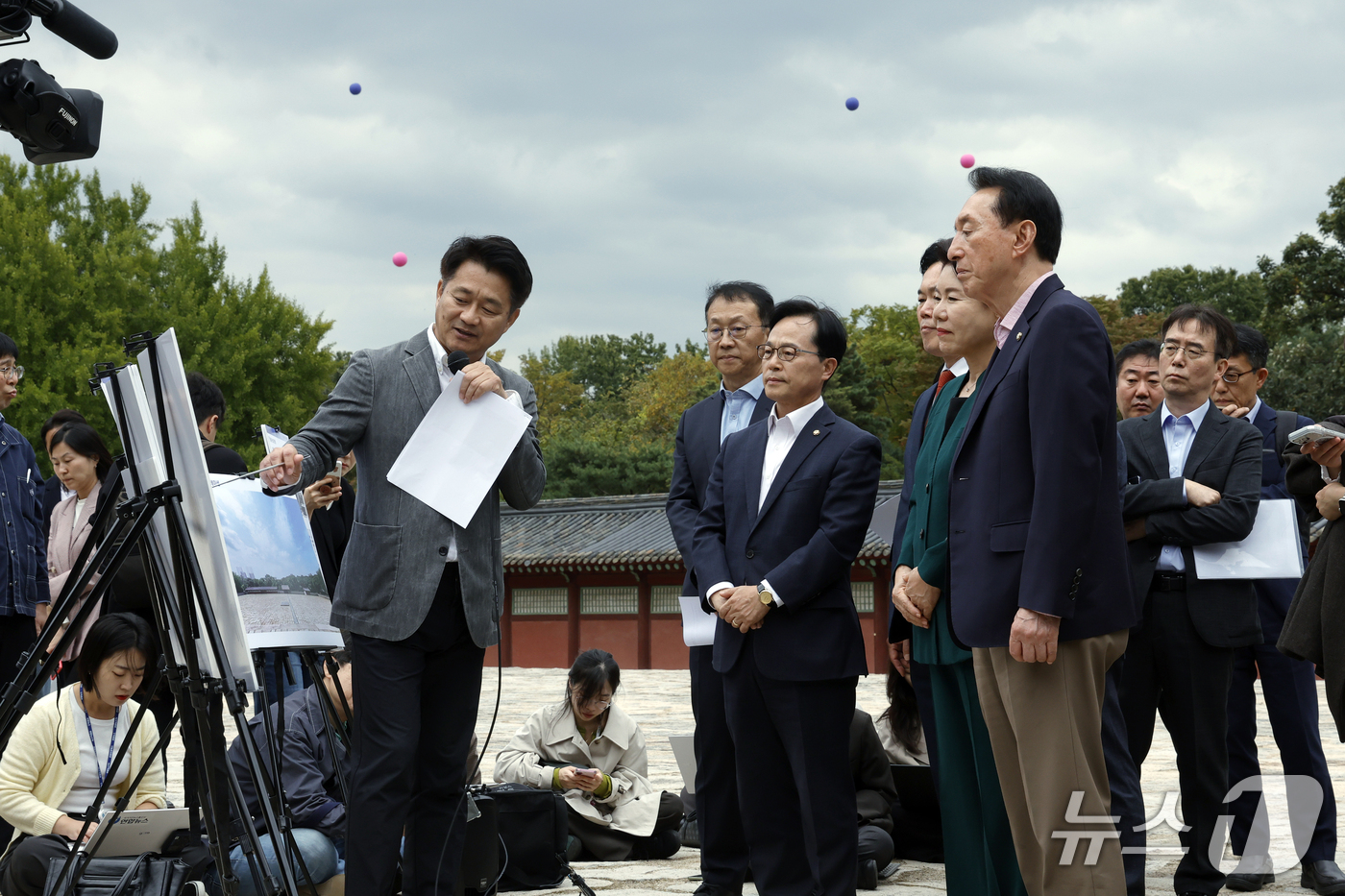 (서울=뉴스1) 박정호 기자 = 국회 문화체육관광위원회 국민의힘 조은희 간사와 김석기, 김승수, 윤용근 의원이 15일 오후 서울시 종로구 종묘 정전에서 서울시 관계자에게 세운4구역 …