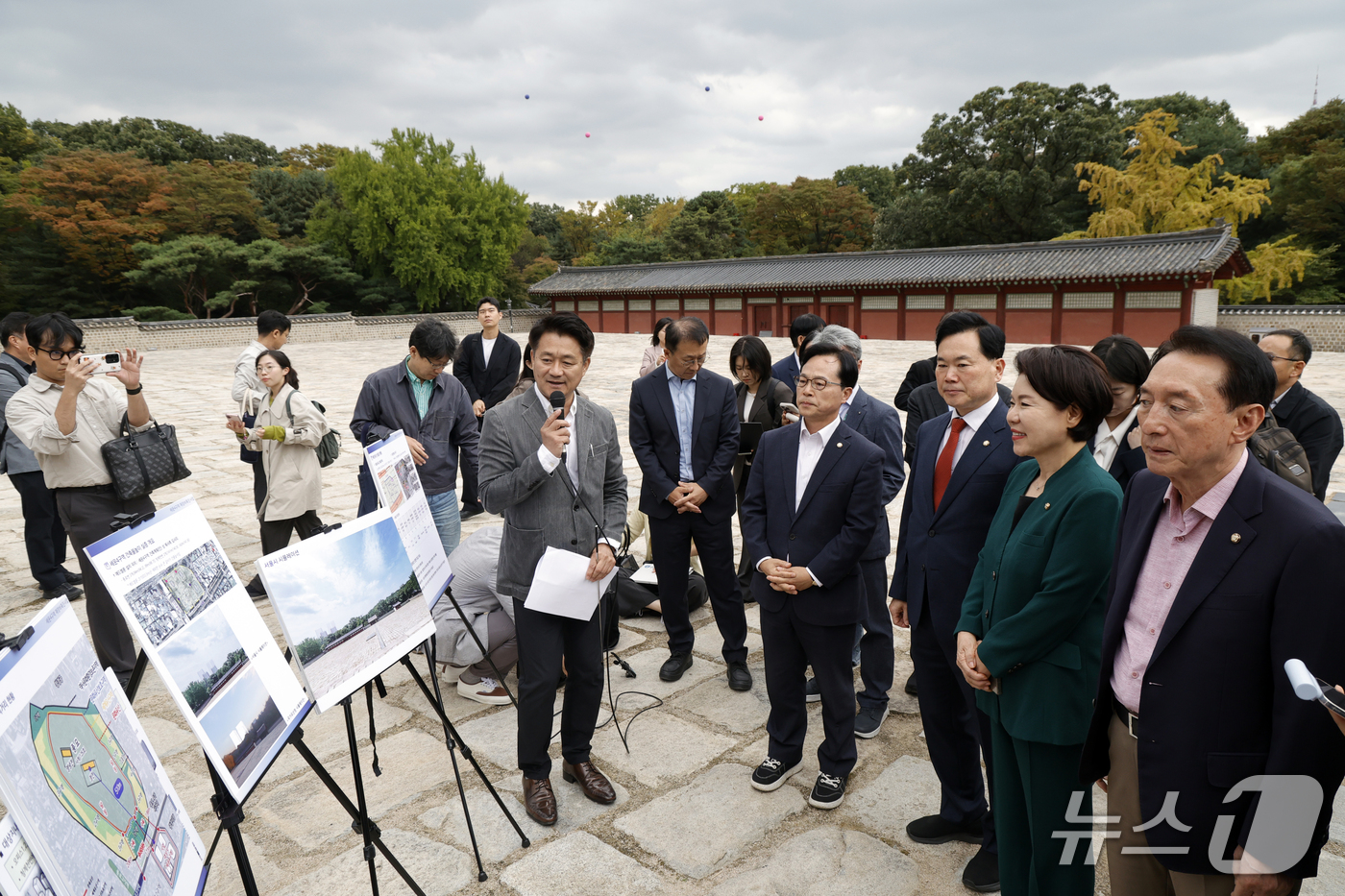 (서울=뉴스1) 박정호 기자 = 국회 문화체육관광위원회 국민의힘 조은희 간사와 김석기, 김승수, 윤용근 의원이 15일 오후 서울시 종로구 종묘 정전에서 서울시 관계자에게 세운4구역 …