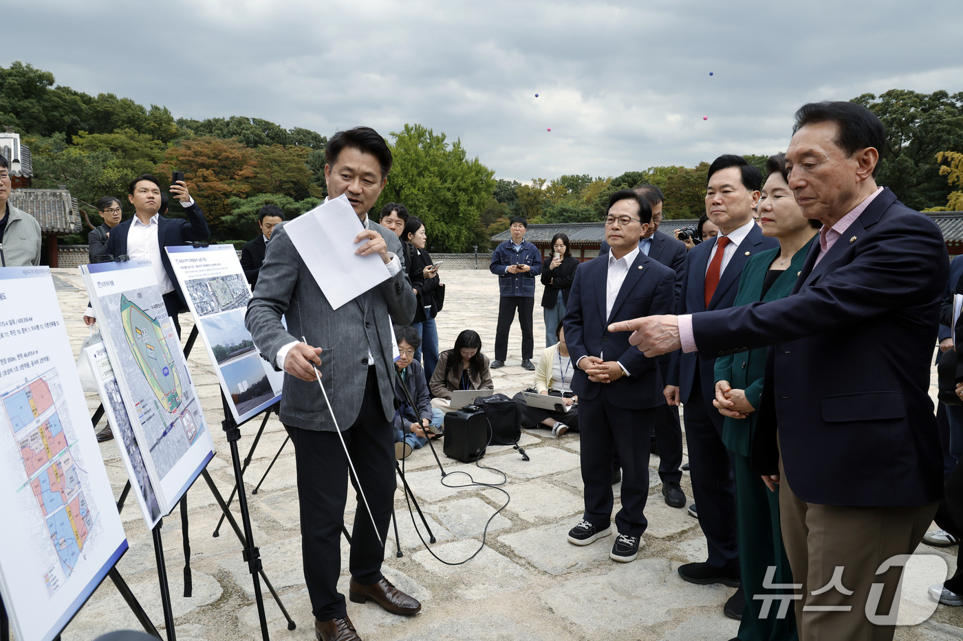 (서울=뉴스1) 박정호 기자 = 국회 문화체육관광위원회 국민의힘 조은희 간사와 김석기, 김승수, 윤용근 의원이 15일 오후 서울시 종로구 종묘 정전에서 서울시 관계자에게 세운4구역 …