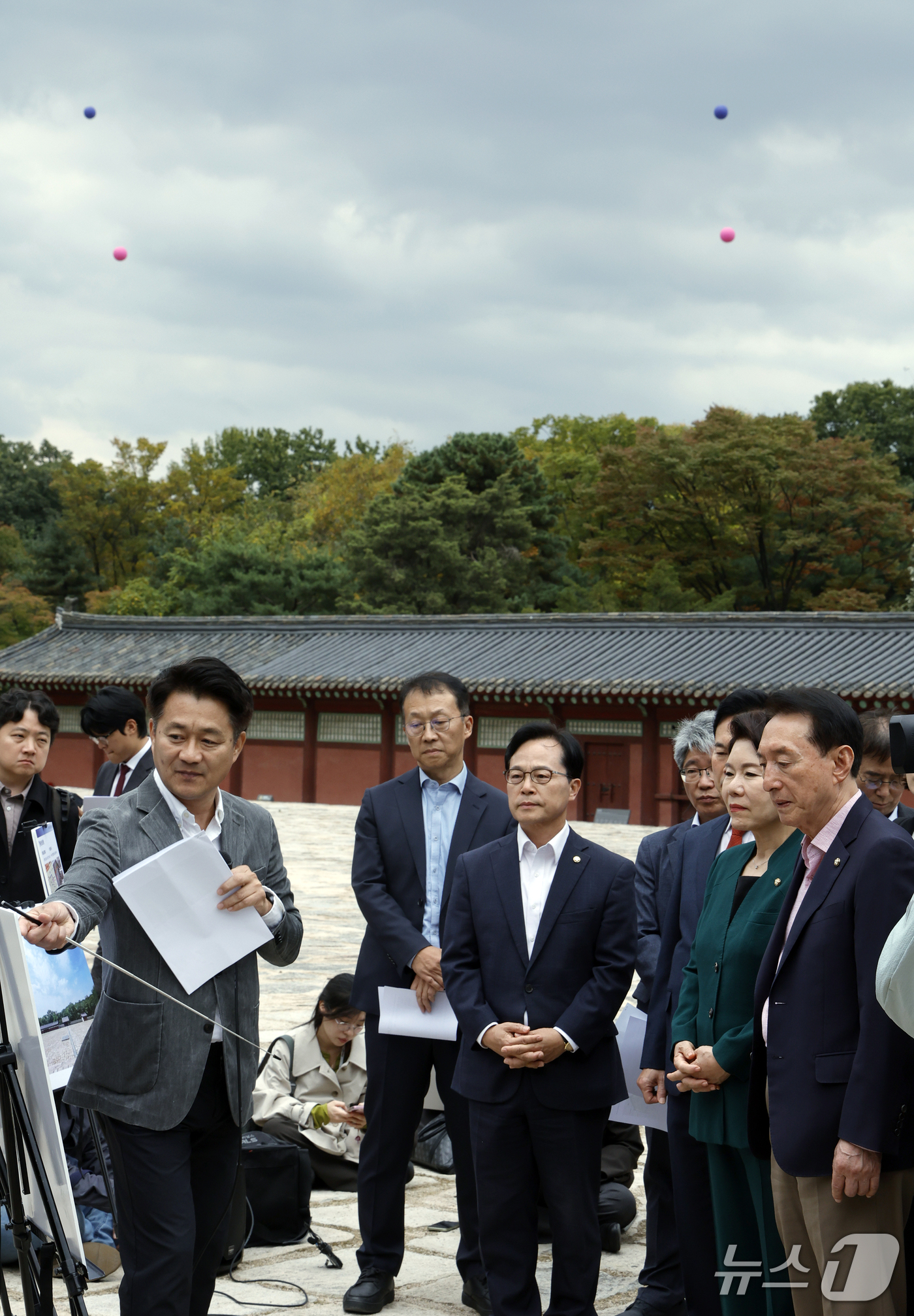 (서울=뉴스1) 박정호 기자 = 국회 문화체육관광위원회 국민의힘 조은희 간사와 김석기, 김승수, 윤용근 의원이 15일 오후 서울시 종로구 종묘 정전에서 서울시 관계자에게 세운4구역 …