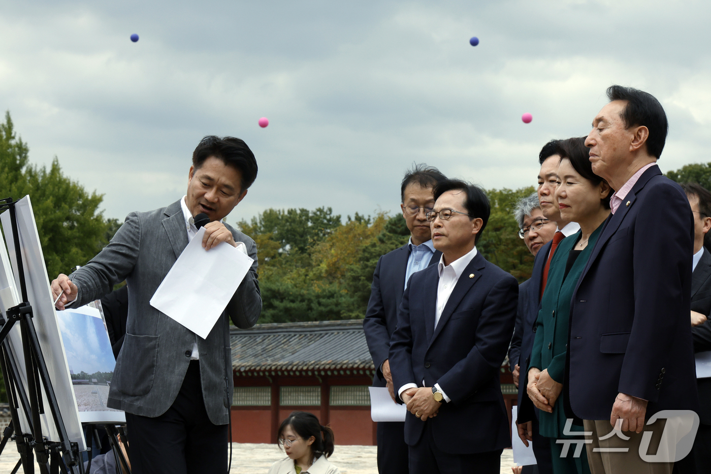 (서울=뉴스1) 박정호 기자 = 국회 문화체육관광위원회 국민의힘 조은희 간사와 김석기, 김승수, 윤용근 의원이 15일 오후 서울시 종로구 종묘 정전에서 서울시 관계자에게 세운4구역 …
