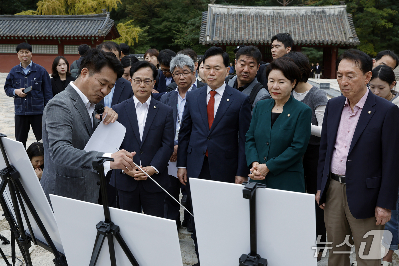 (서울=뉴스1) 박정호 기자 = 국회 문화체육관광위원회 국민의힘 조은희 간사와 김석기, 김승수, 윤용근 의원이 15일 오후 서울시 종로구 종묘 정전에서 서울시 관계자에게 세운4구역 …