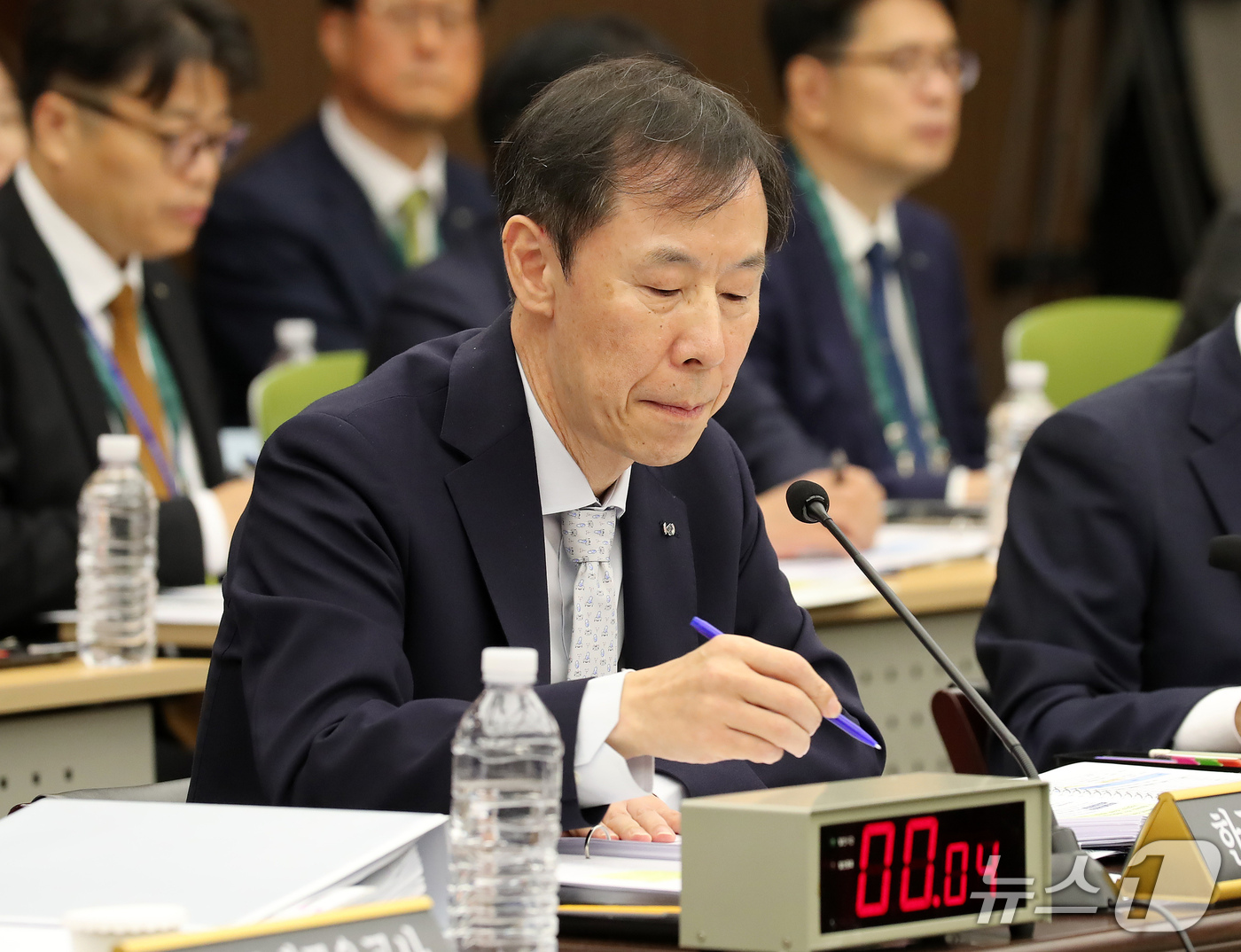 (부산=뉴스1) 윤일지 기자 = 정정훈 한국자산관리공사 사장이 15일 오후 부산 남구 부산국제금융센터(BIFC)에서 열린 국회 정무위원회의 한국자산관리공사, 한국주택금융공사, 신용 …