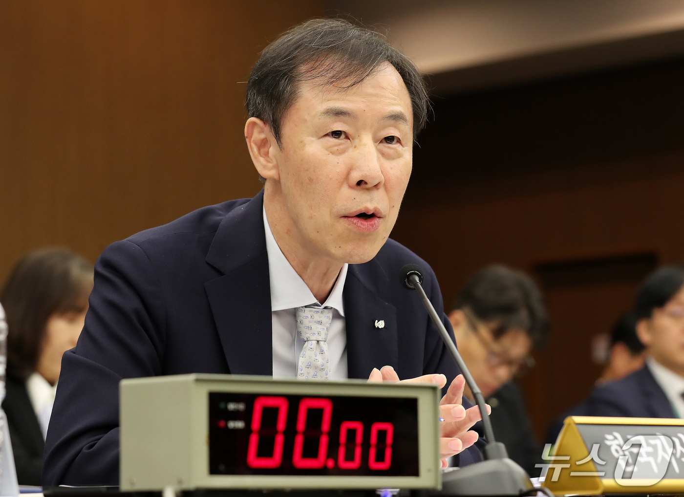 (부산=뉴스1) 윤일지 기자 = 정정훈 한국자산관리공사 사장이 15일 오후 부산 남구 부산국제금융센터(BIFC)에서 열린 국회 정무위원회의 한국자산관리공사, 한국주택금융공사, 신용 …