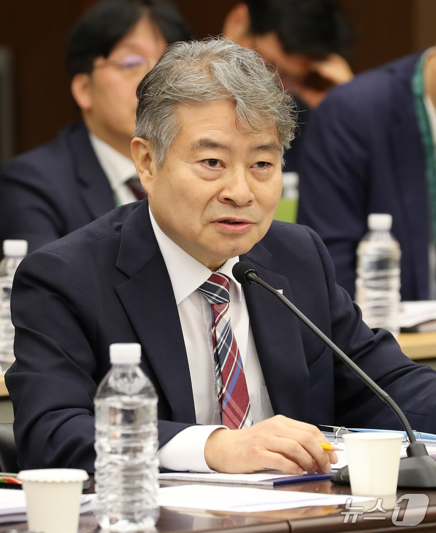 (부산=뉴스1) 윤일지 기자 = 강승준 신용보증기금 이사장이 15일 오후 부산 남구 부산국제금융센터(BIFC)에서 열린 국회 정무위원회의 한국자산관리공사, 한국주택금융공사, 신용보 …