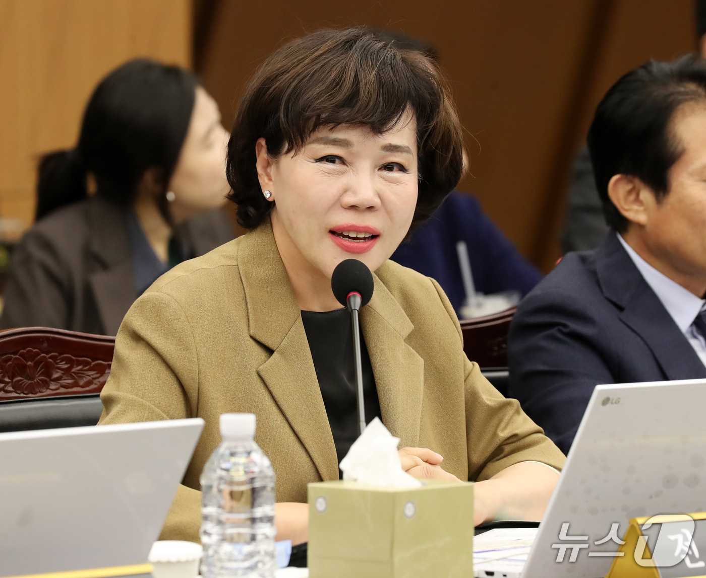 (부산=뉴스1) 윤일지 기자 = 전현희 더불어민주당 의원이 15일 오후 부산 남구 부산국제금융센터(BIFC)에서 열린 국회 정무위원회의 한국자산관리공사, 한국주택금융공사, 신용보증 …
