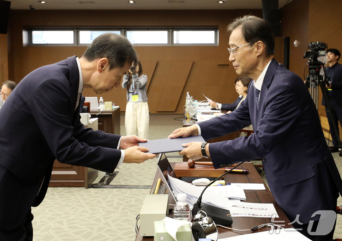 (부산=뉴스1) 윤일지 기자 = 정정훈 한국자산관리공사 사장이 15일 오후 부산 남구 부산국제금융센터(BIFC)에서 열린 국회 정무위원회의 한국자산관리공사, 한국주택금융공사, 신용 …