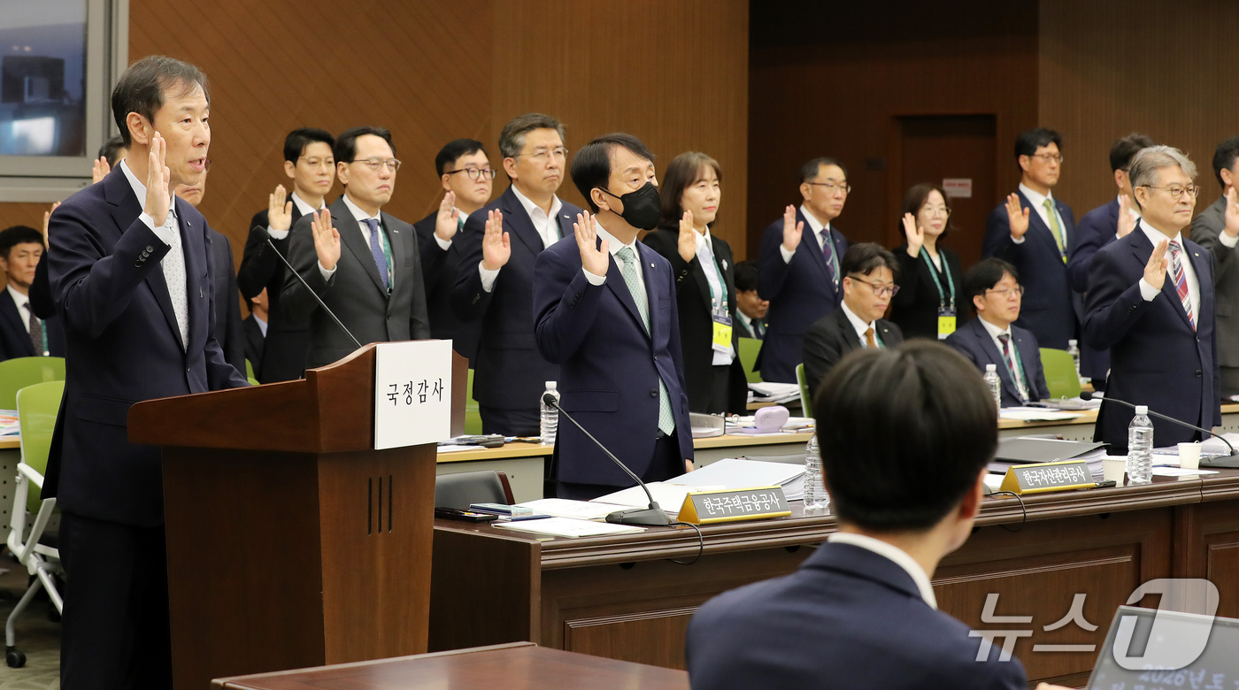 (부산=뉴스1) 윤일지 기자 = 정정훈 한국자산관리공사 사장이 15일 오후 부산 남구 부산국제금융센터(BIFC)에서 열린 국회 정무위원회의 한국자산관리공사, 한국주택금융공사, 신용 …